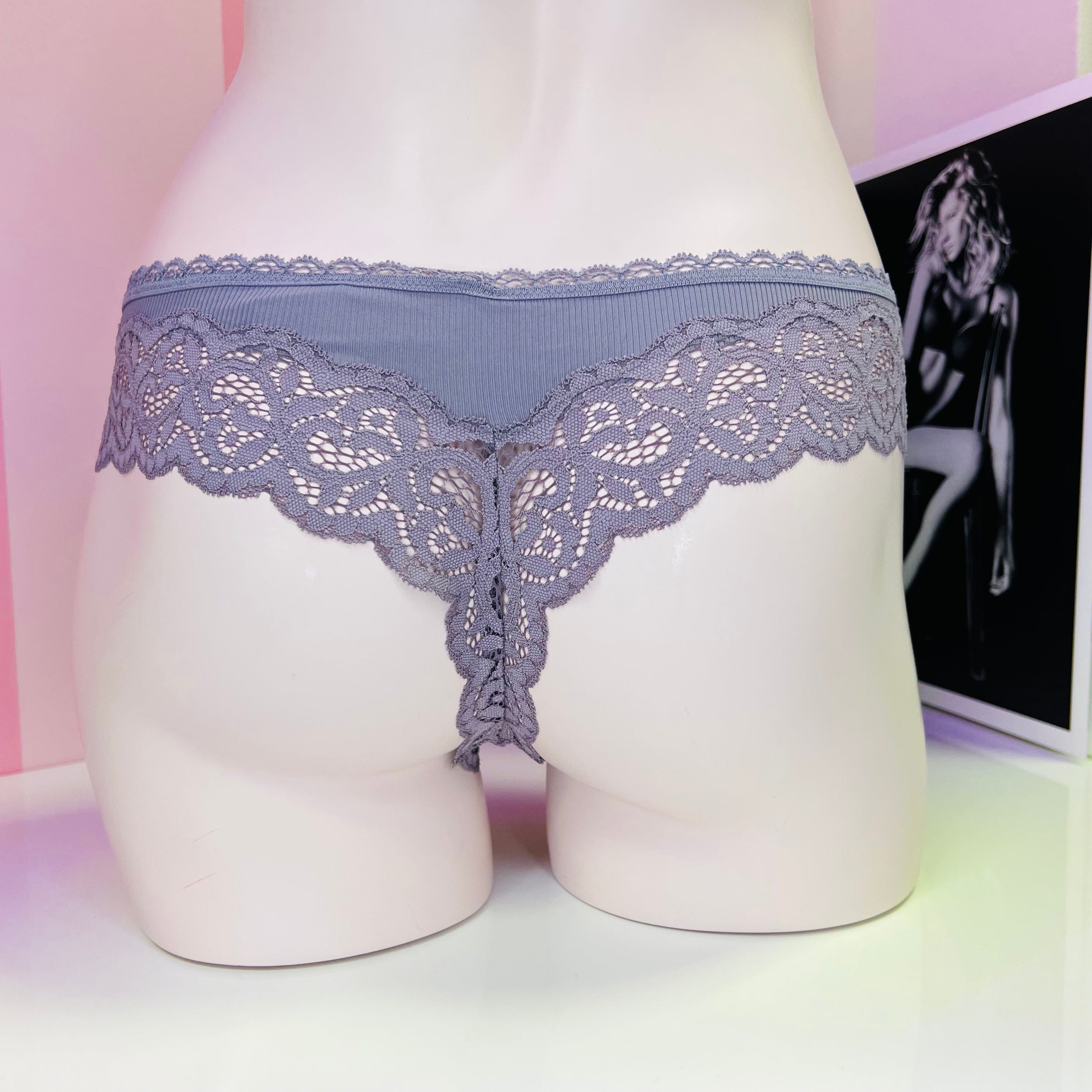 Sloní model v modrých kalhotkách Victoria’s Secret Tanga s ozdobnou krajkou a krajkovým lemováním