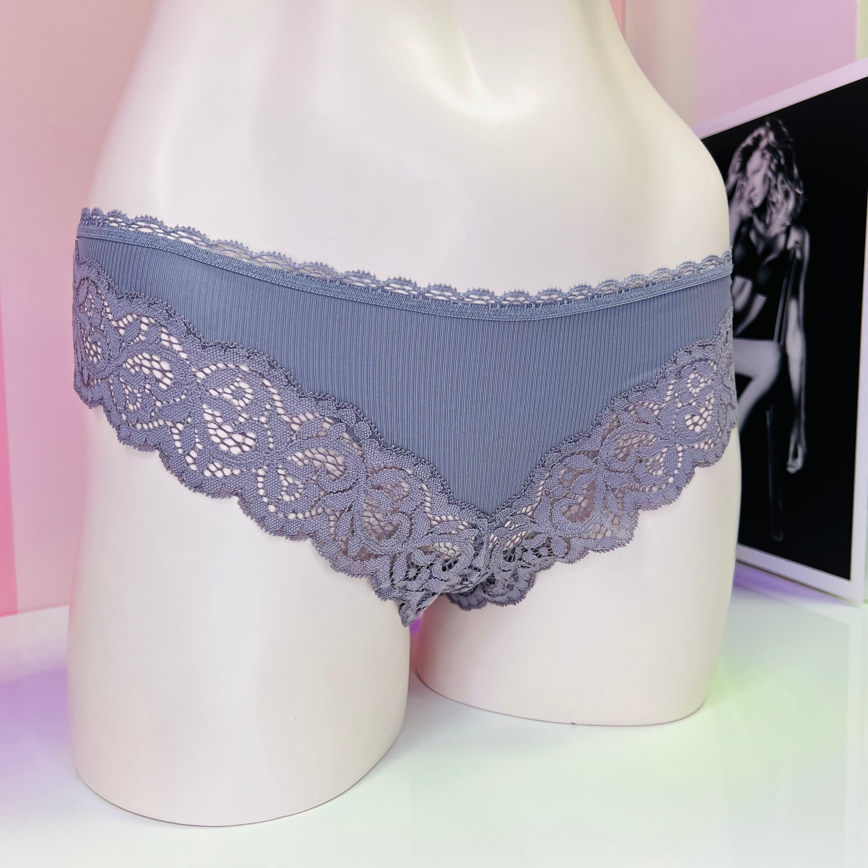 Ženské tanga Victoria’s Secret s ozdobnou krajkou a krajkovým lemováním na figuríně