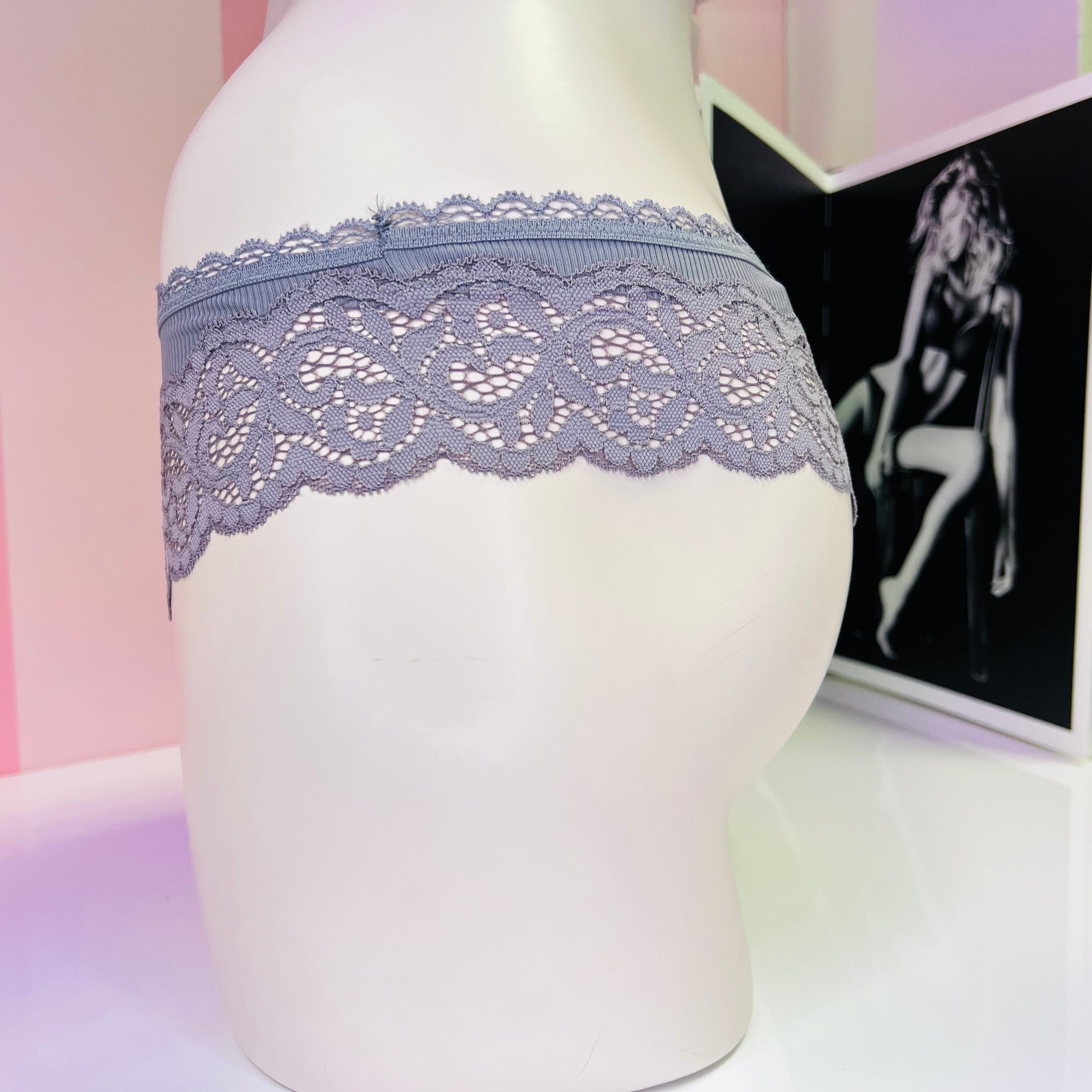 Bívala váza s ozdobnou krajkou na výrobku Victoria’s Secret Tanga s Krajkou