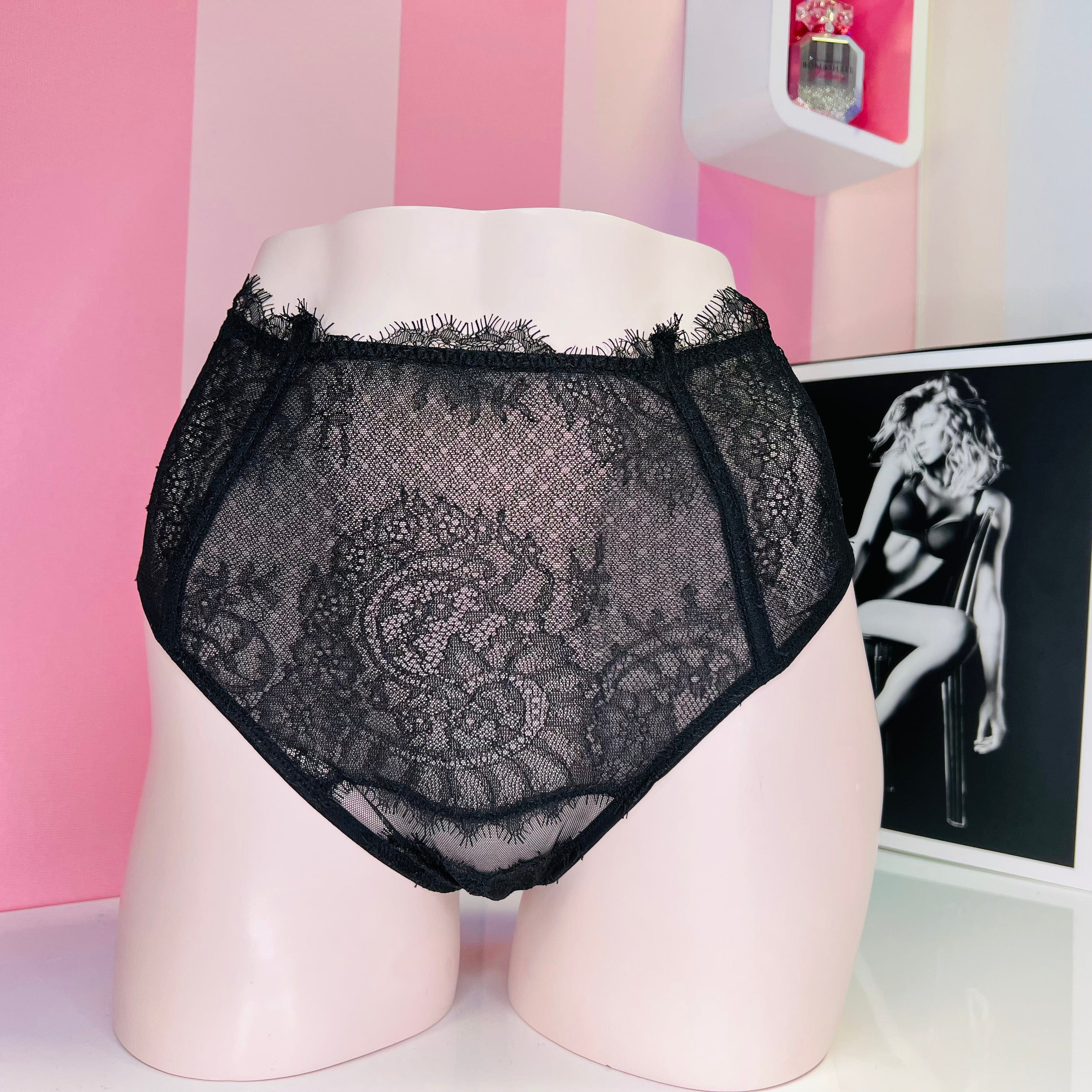 Černé krajkové kalhotky Victoria’s Secret Tanga Síťované na manekýně