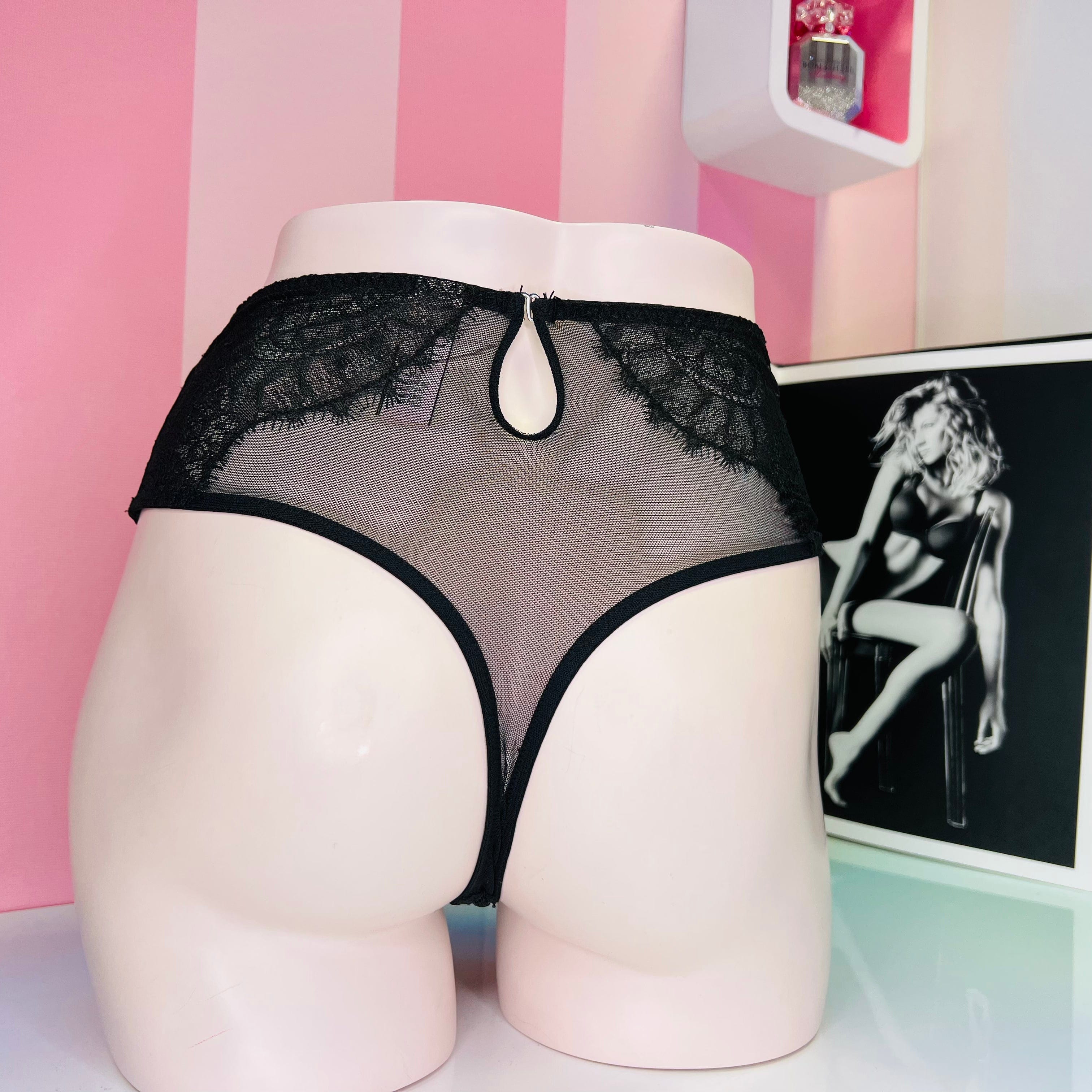 Krajkové tanga Victoria’s Secret s černou síťovinou a krajkovým zdobením