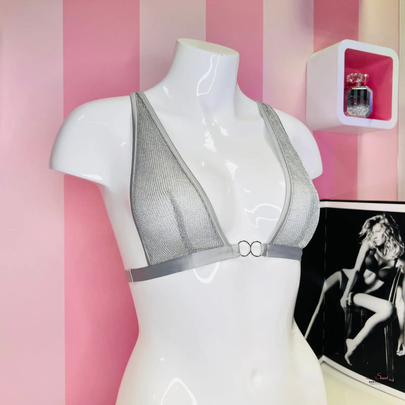 Šedá halterová braletka na bílém manekýnu pro okouzlující styl
