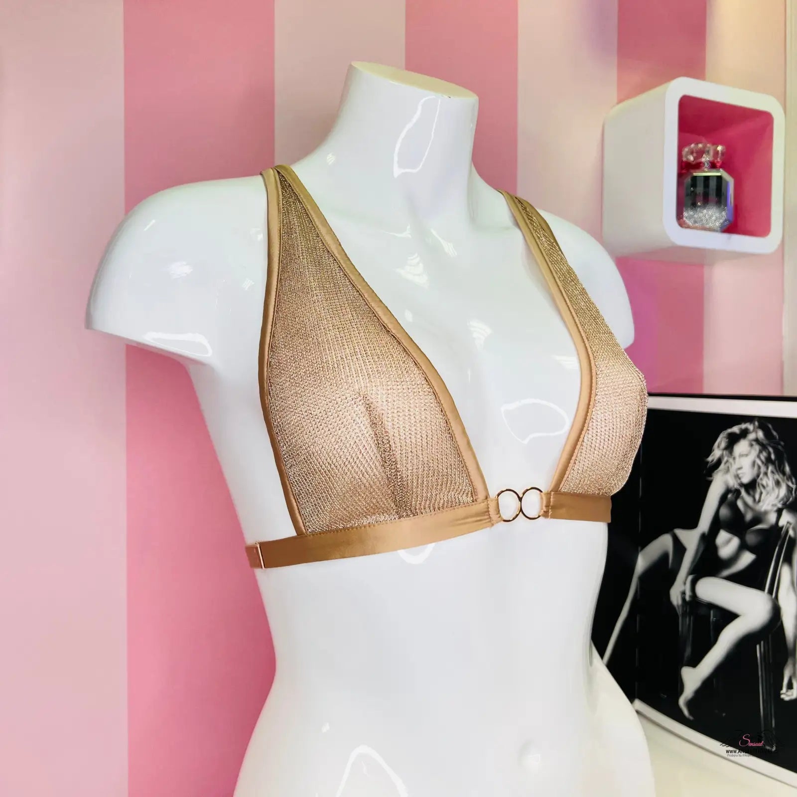 Zlatá braletka na bílém mannequinu pro okouzlující styl a módní eleganci
