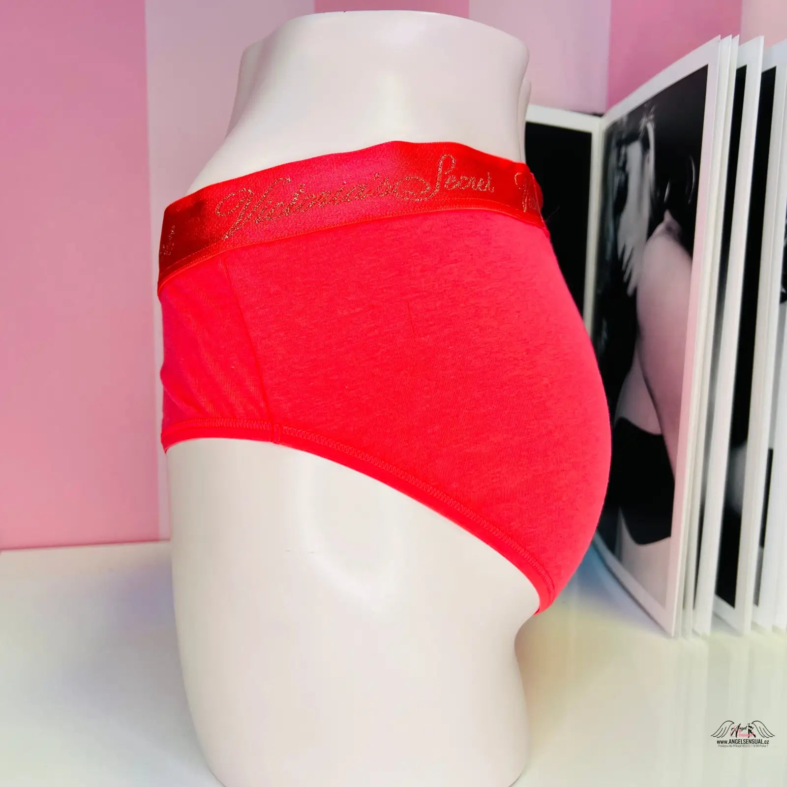 Pohodlné bavlněné kalhotky Victoria’s Secret s vysokým elastickým pasem a černobílým motivem