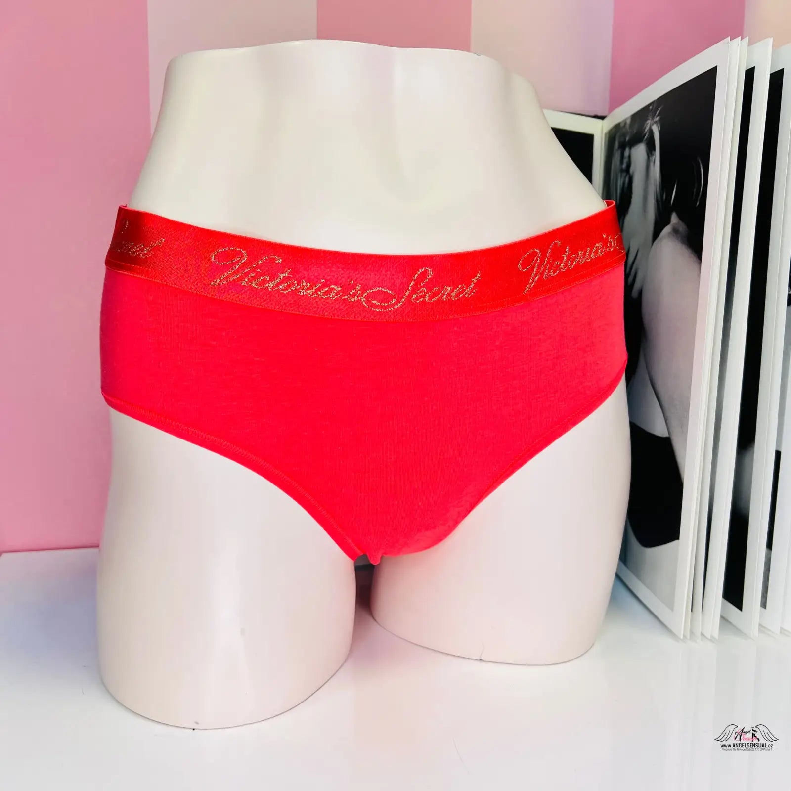 Red pohodlné bavlněné kalhotky Victoria’s Secret s vyšším elastickým pasem a nápisem love is in the air