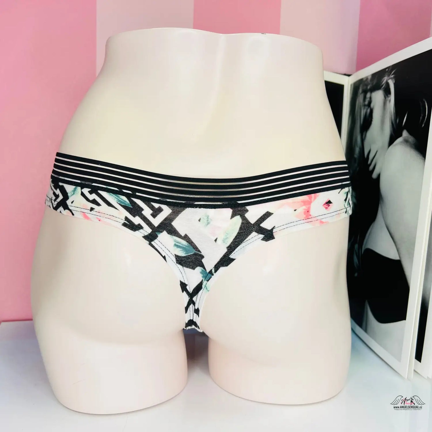 Bílé manekýn s černobílým vzorem na Tanga s květinovým potiskem Victoria’s Secret