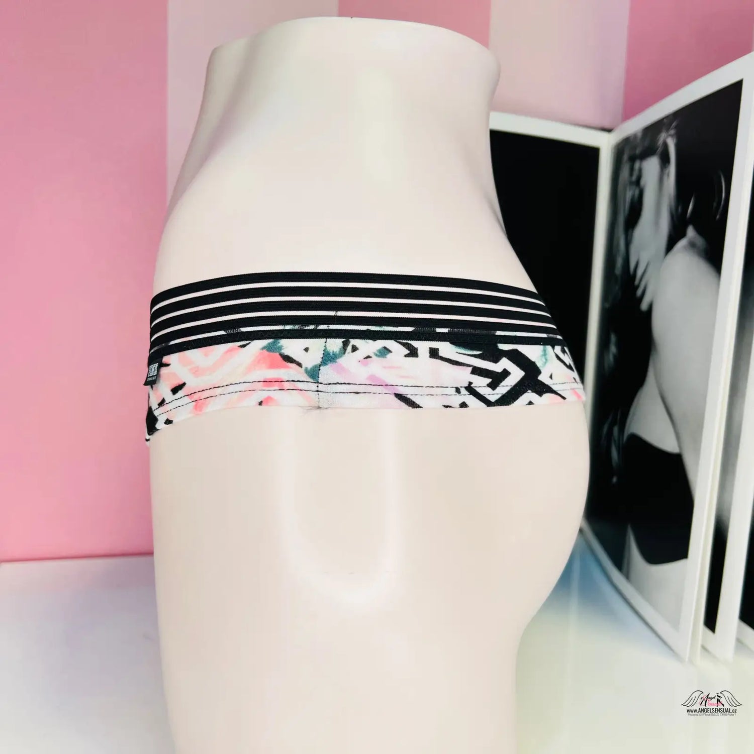 Bílá váza s černobílým pruhem na pozadí produktu Victoria’s Secret Barevná Tanga