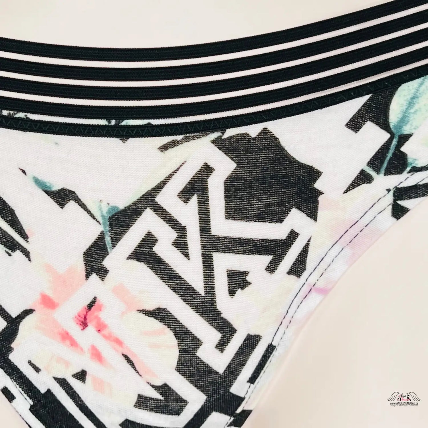 Žena v bikinové top s květinovým potiskem, Victoria’s Secret Barevná Tanga