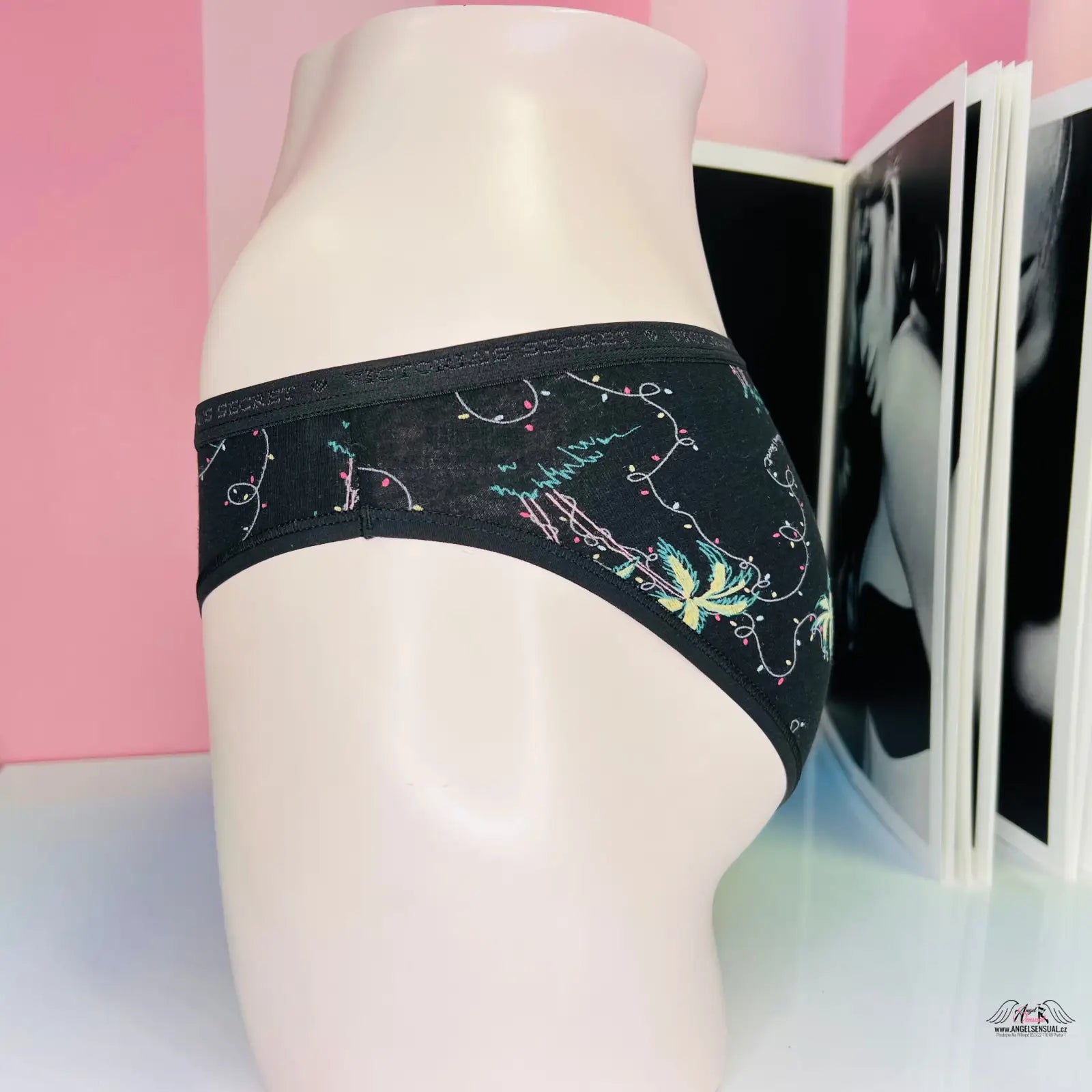 Black bavlněné kalhotky Victoria’s Secret Barevné Kalhotky Více Barev s barevnými květinovými nebo bleskovými vzory na bílém modelu