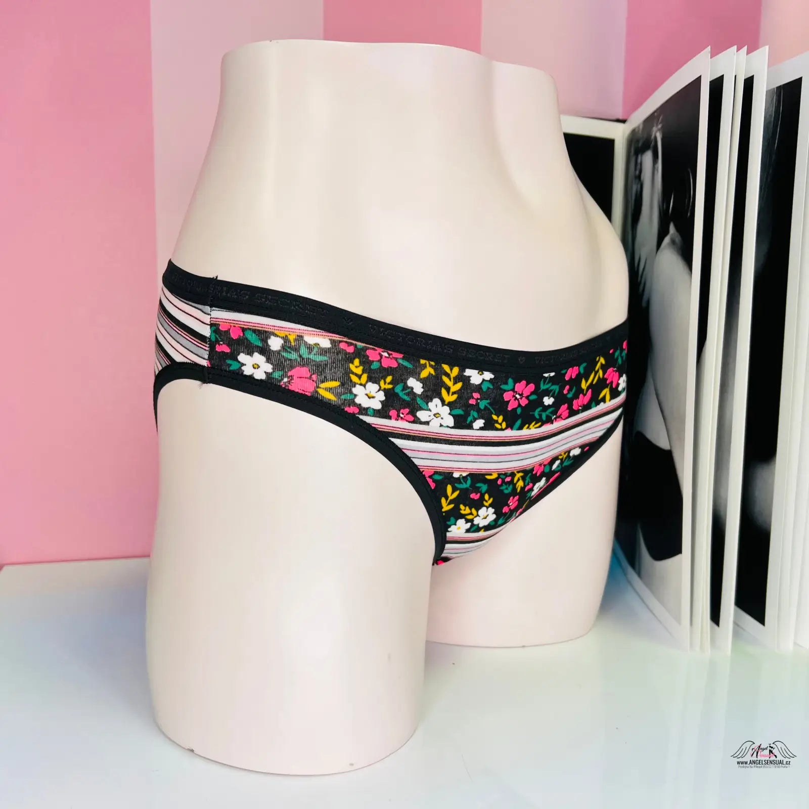 Floral-patterned bavlněné kalhotky Victoria’s Secret na manekýnu, apparel & accessories