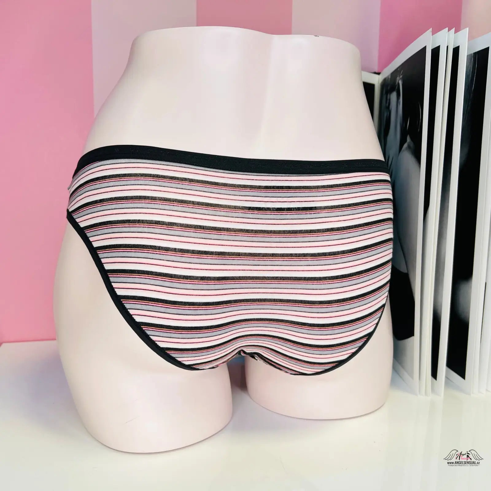 Stripované bavlněné kalhotky na mannequinovi z kolekce Victoria’s Secret Apparel & Accessories