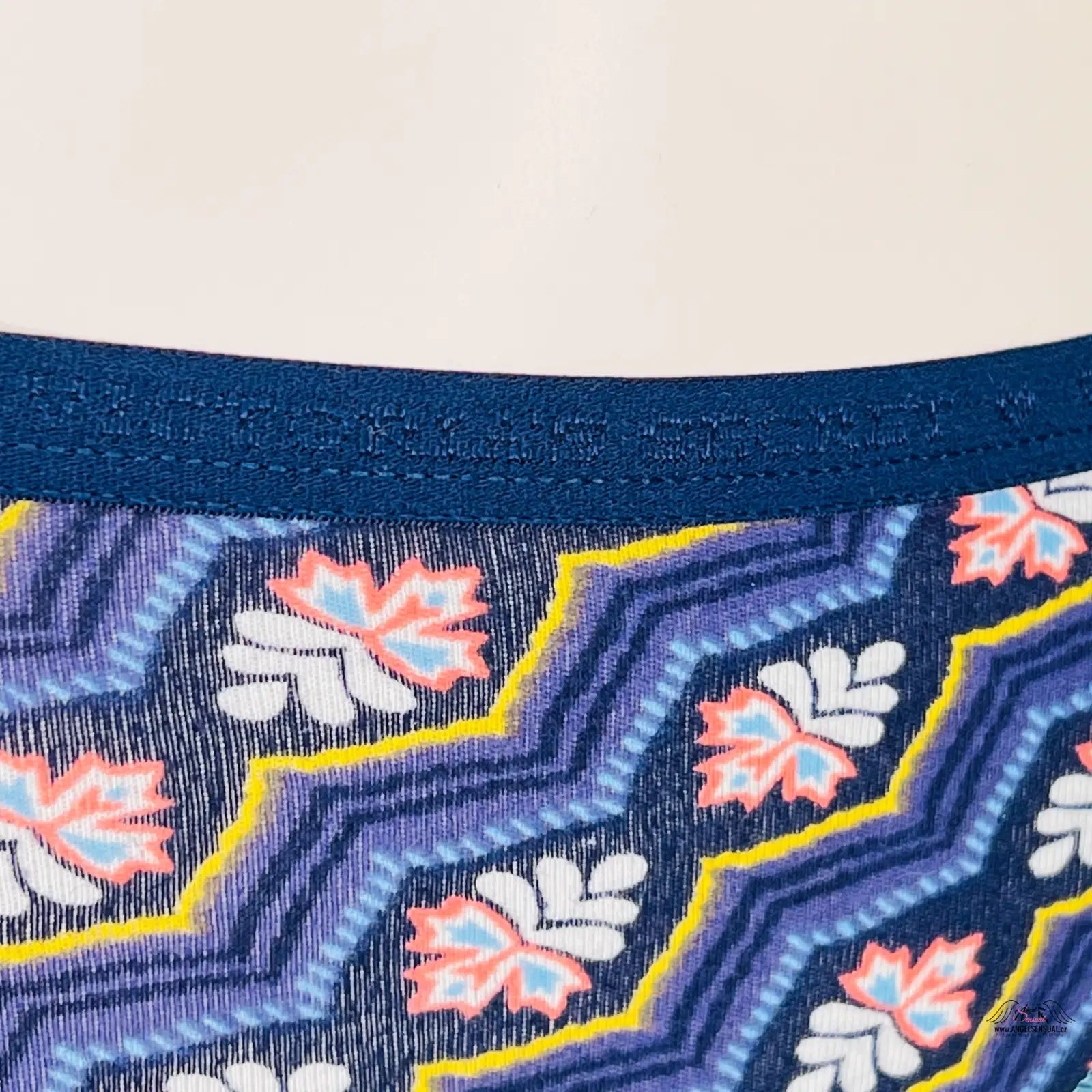 Patterned bavlněného materiálu s květinovým a geometrickým designem a navy modrým pasem