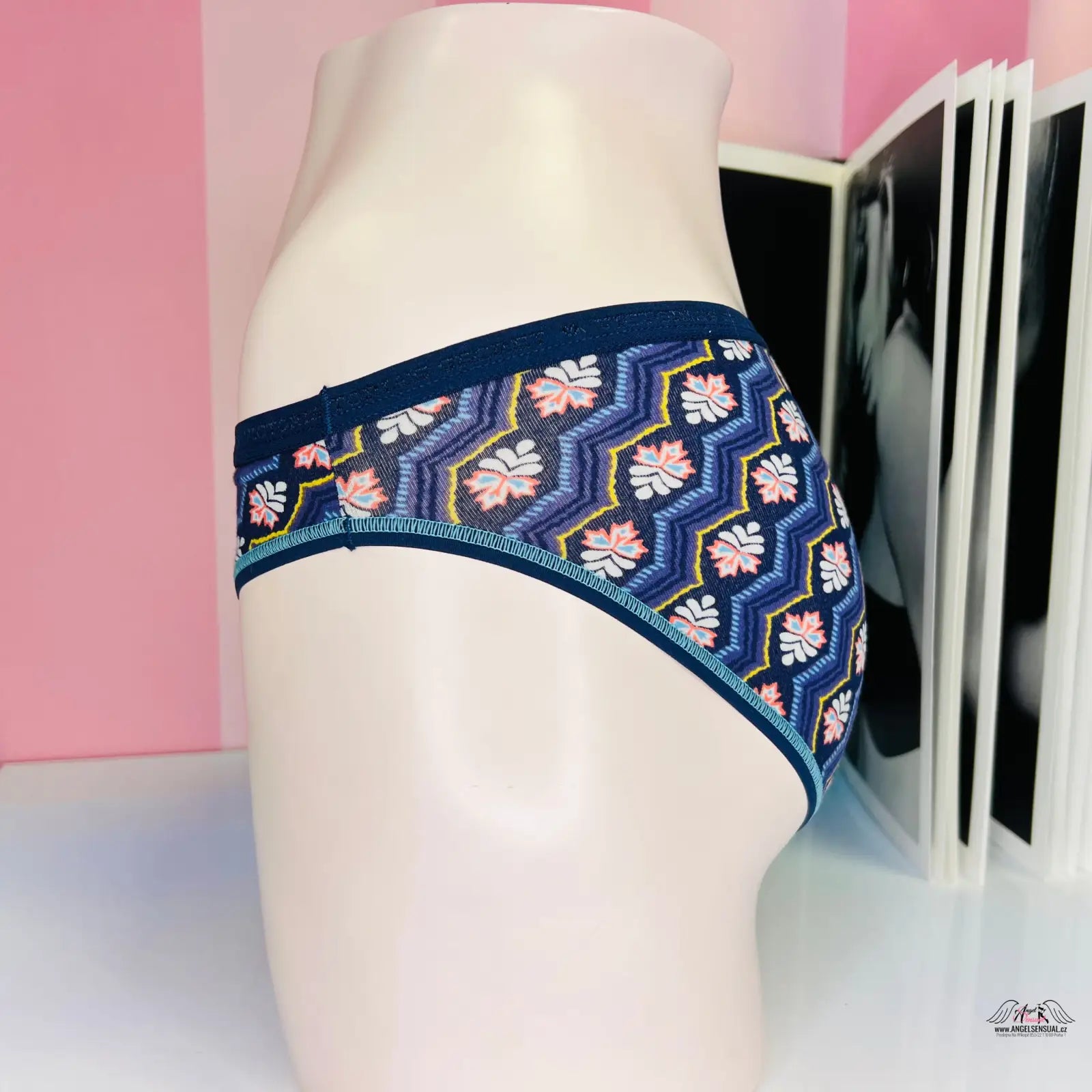 Patterned blue bavlněné kalhotky Victoria’s Secret Barevné Kalhotky Více Barev on mannequin