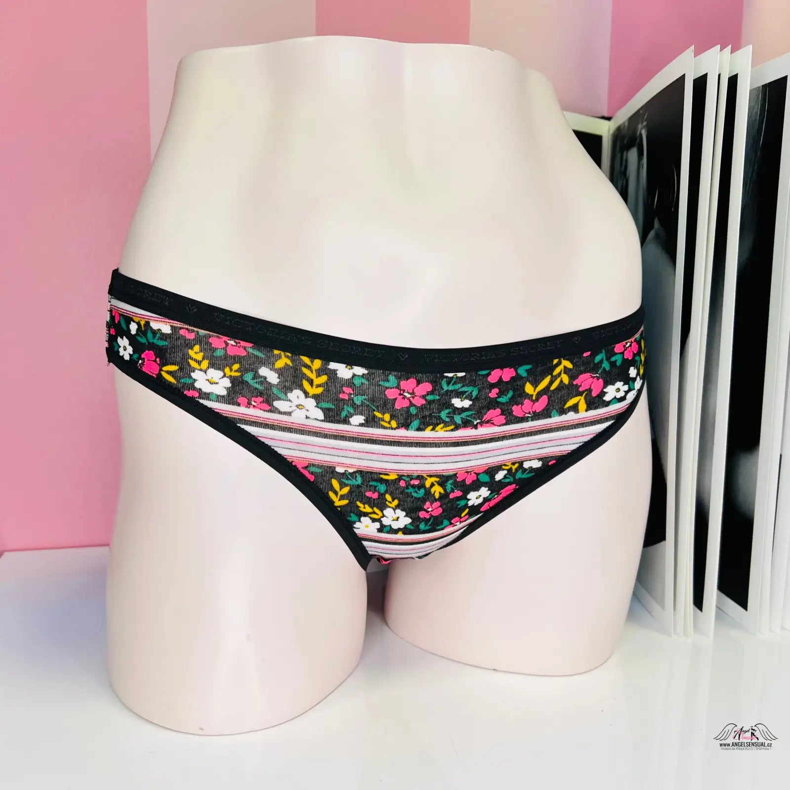 Floral patterned bavlněné kalhotky na figuríně z kolekce Victoria’s Secret apparel & accessories