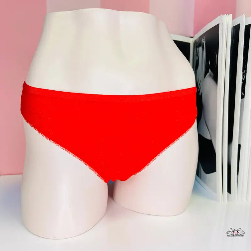 Red bavlněné kalhotky na bílém těle s třpytivým elastickým pasem, Victoria’s Secret