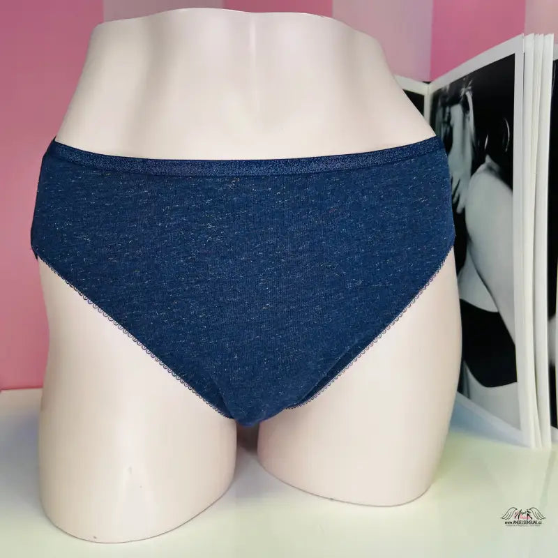 Modré bavlněné kalhotky Victoria’s Secret s třpytivým elastickým pasem na manekýně