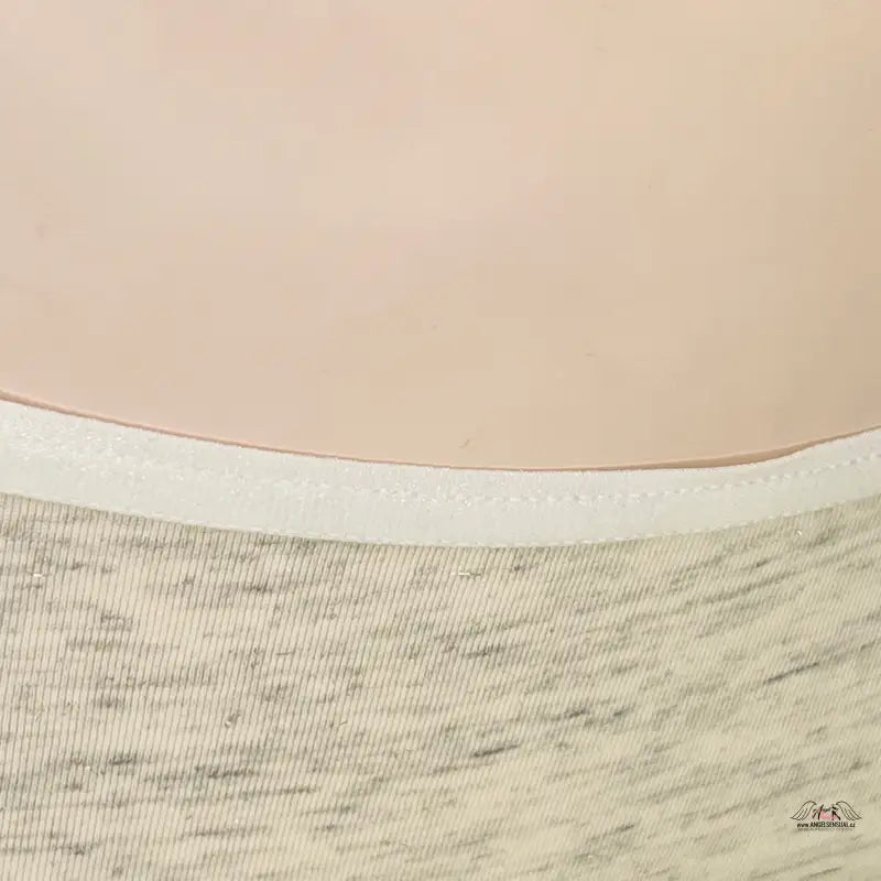 Detailní pohled na bavlněné kalhotky Victoria’s Secret s třpytivým elastickým pasem