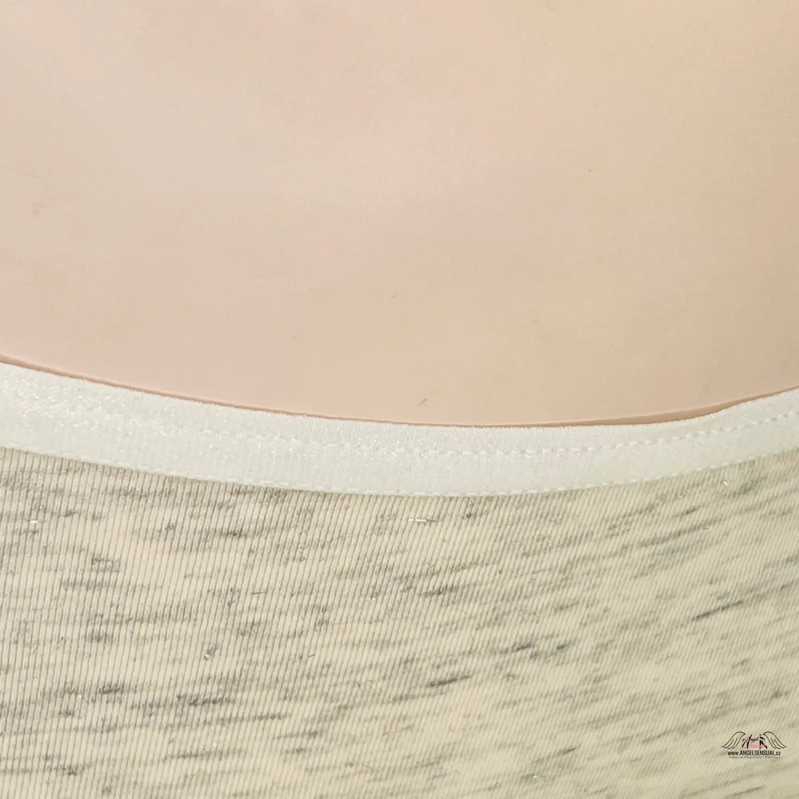 Detail bavlněných kalhotek Victoria’s Secret s třpytivým elastickým pasem na kůži