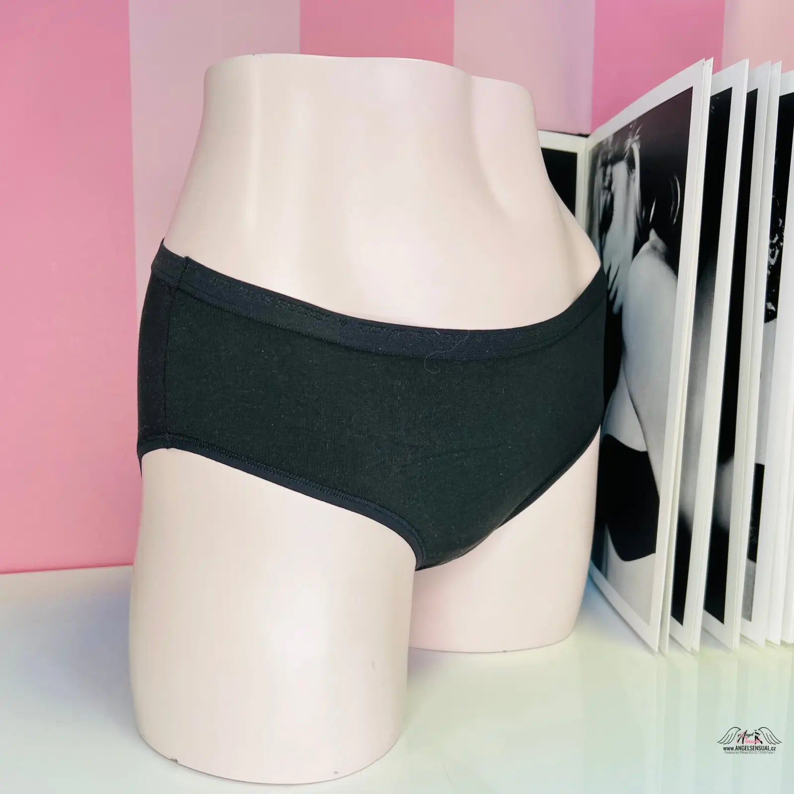 Mannequin torso v černých bavlněných kalhotkách s vysokým pasem