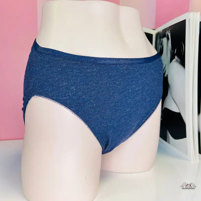 Blue bavlněné kalhotky s třpytivým elastickým pasem na modelu