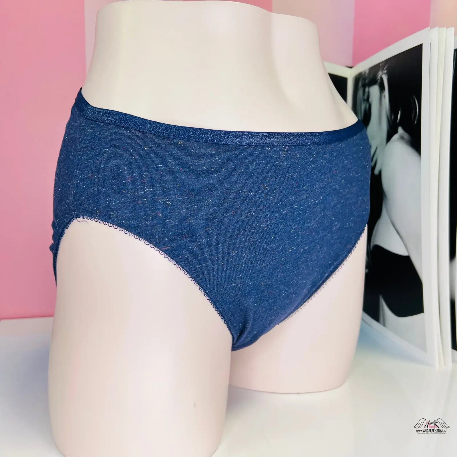 Blue bavlněné kalhotky s třpytivým elastickým pasem na manekýnu