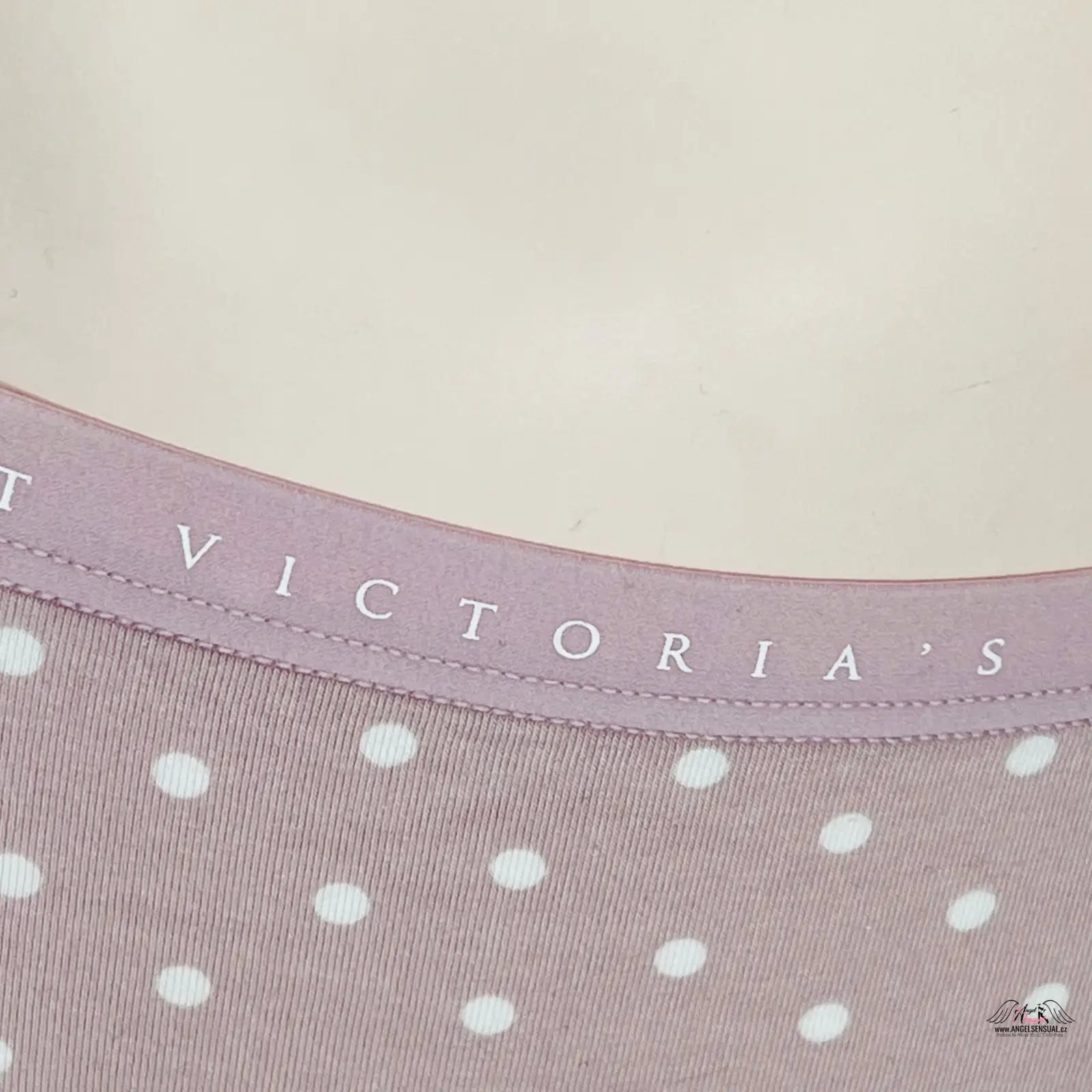 Žena v bavlněných kalhotkách Victoria’s Secret s jemnou gumou a polka dot vzorem