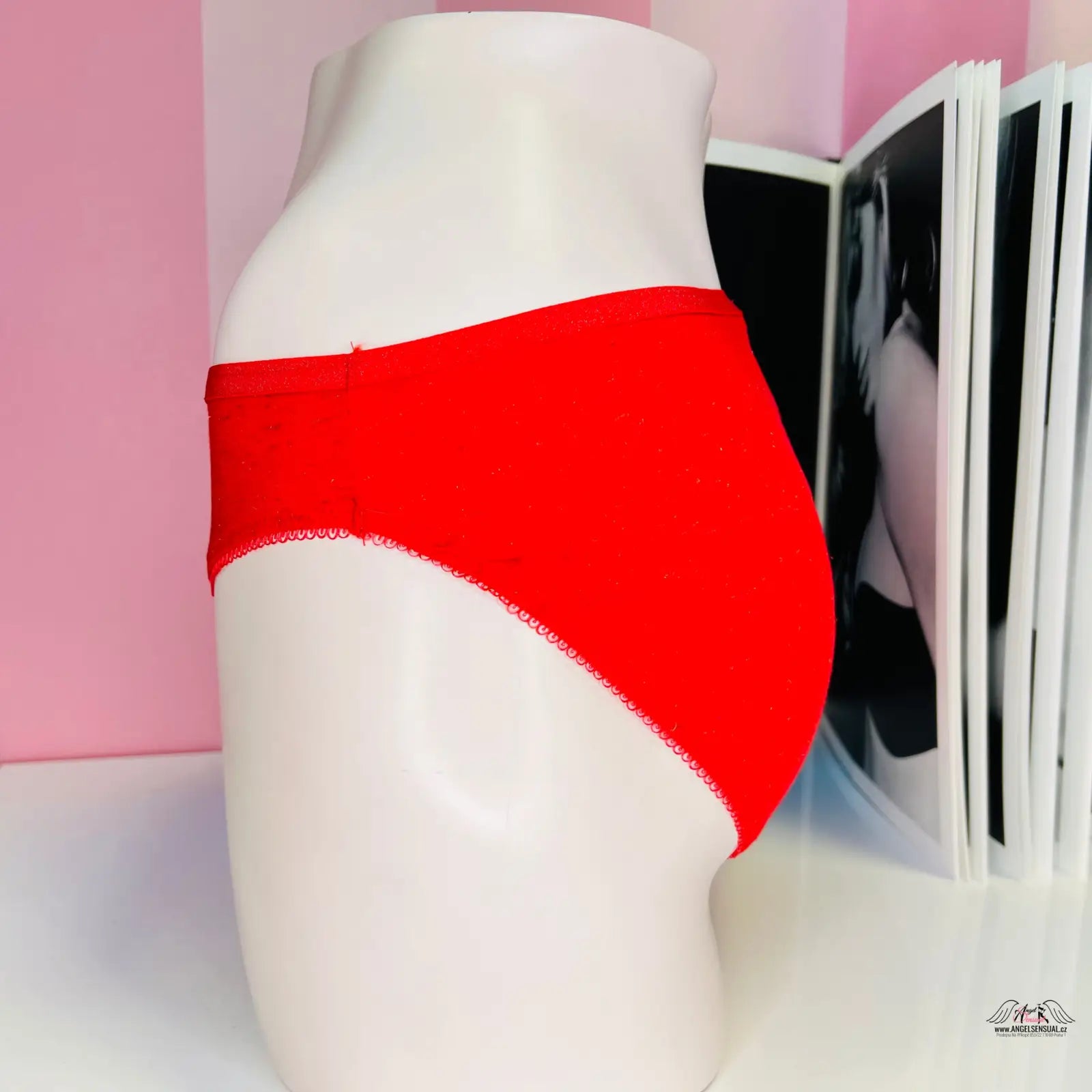 Red bavlněné kalhotky s třpytivým elastickým pasem na manekýně