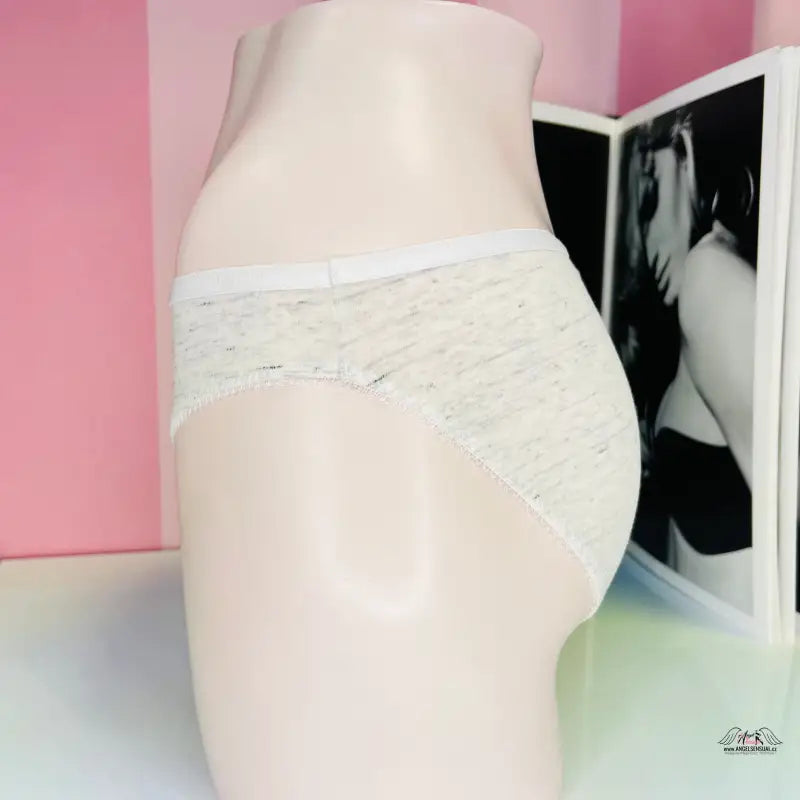 Mannequin torso v bavlněných kalhotkách Victoria’s Secret s třpytivým elastickým pasem