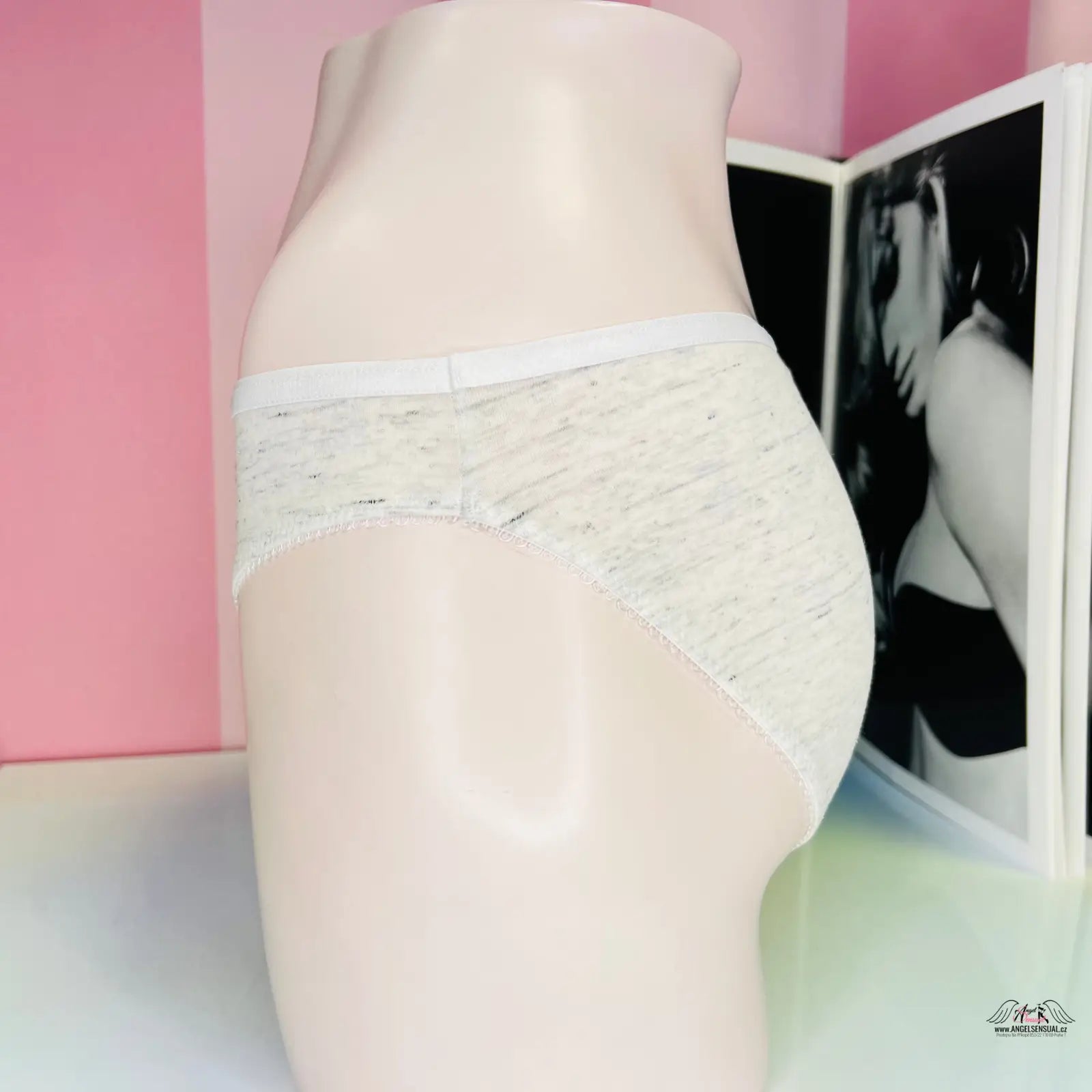Mannequin torso v bavlněných kalhotkách Victoria’s Secret s třpytivým elastickým pasem