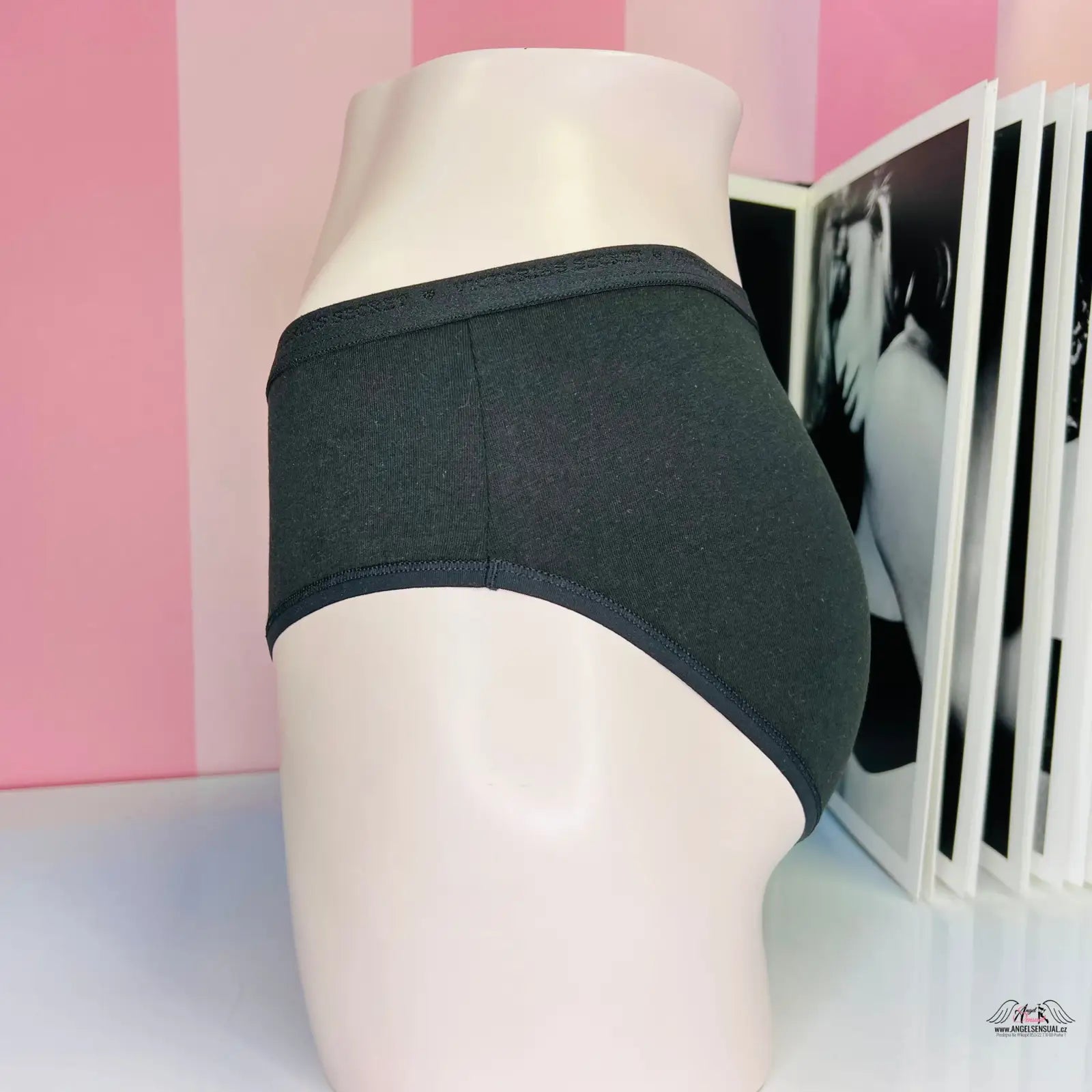 Dark green bavlněné kalhotky s vyšším pasem na manekýnu, Victoria’s Secret