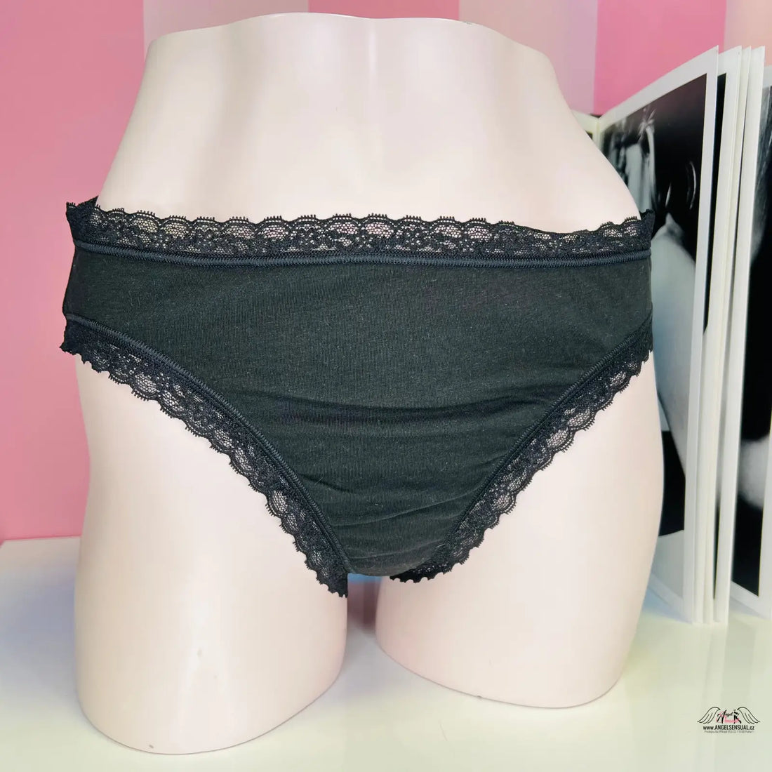 Black bavlněné kalhotky Victoria’s Secret s jemnou krajkou