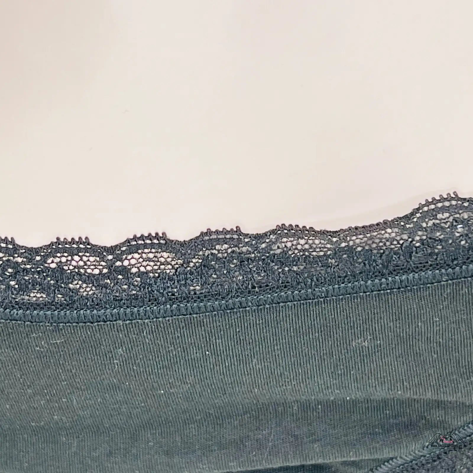 Close-up of jemnou krajkou na bavlněných kalhotkách Victoria’s Secret s elegantní krajkou