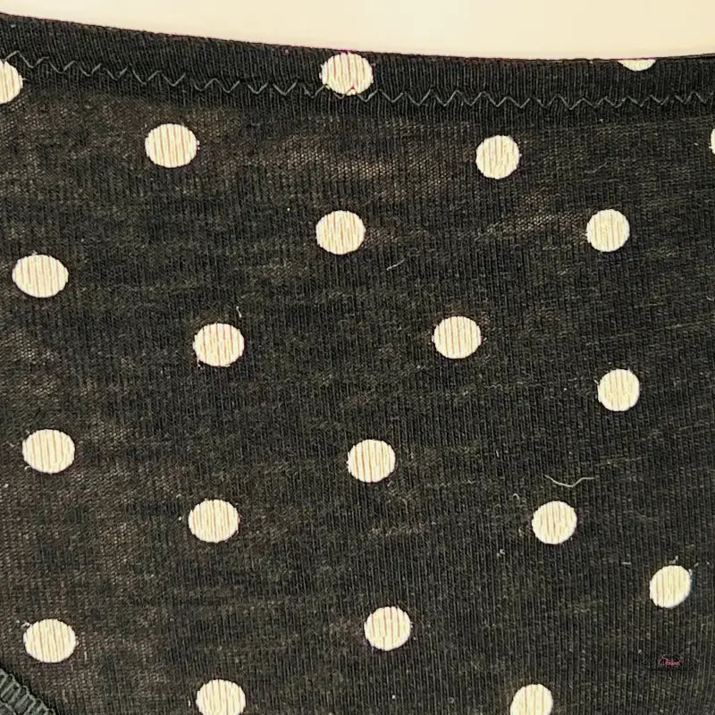 Black fabric with white polka dots zadní straně Victoria’s Secret bavlněné kalhotky s puntíky