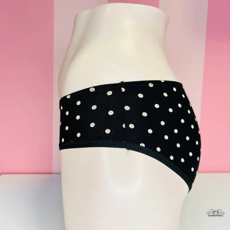 Black polka dot bavlněné kalhotky Victoria’s Secret s zadní straně a jemným řasením