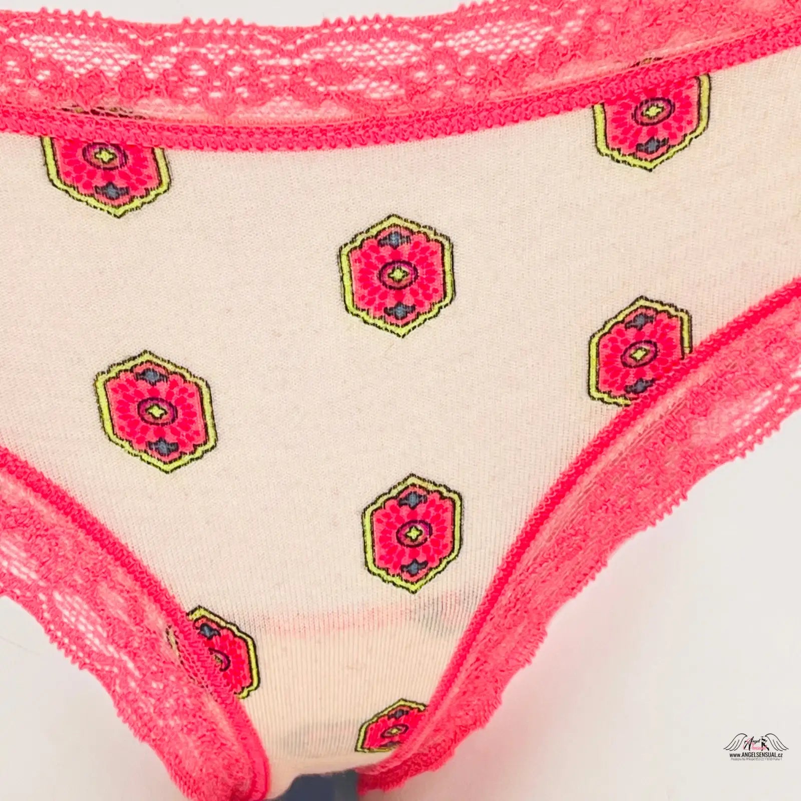 Elegantní bavlněné kalhotky s růžovým lemem a hexagonálním květinovým vzorem