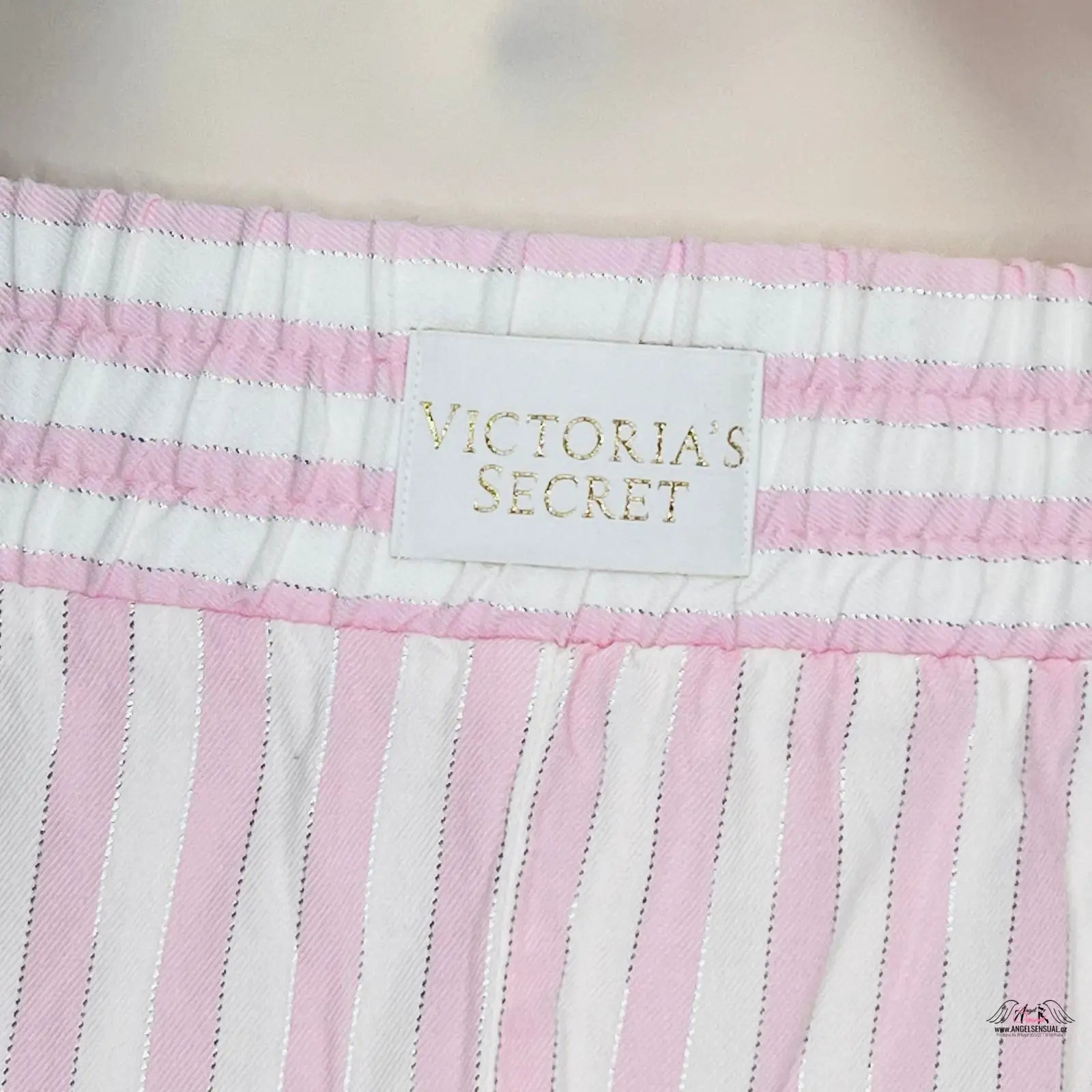 Blízký pohled na růžovo-bílé pruhované bavlněné šortky Victoria’s Secret