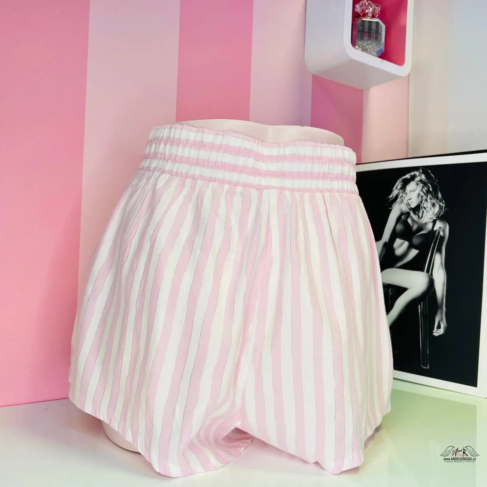 Bavlněné šortky Victoria’s Secret s pruhy a černobílým obrazem na stěně