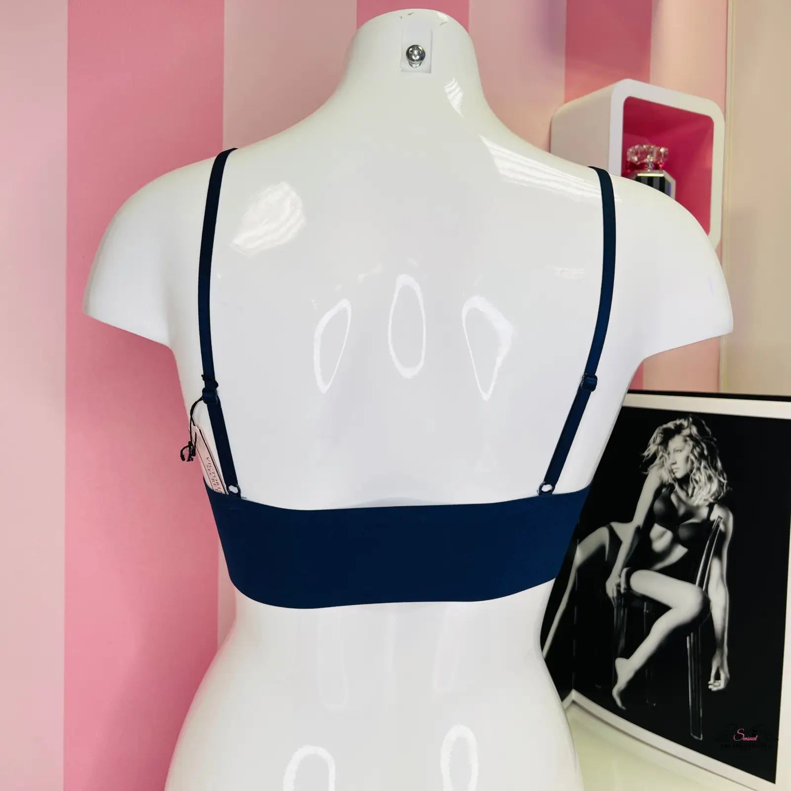 Manekýn s černobílou fotografií na bezešvé braletce Victoria’s Secret Navy s nastavitelnými popruhy