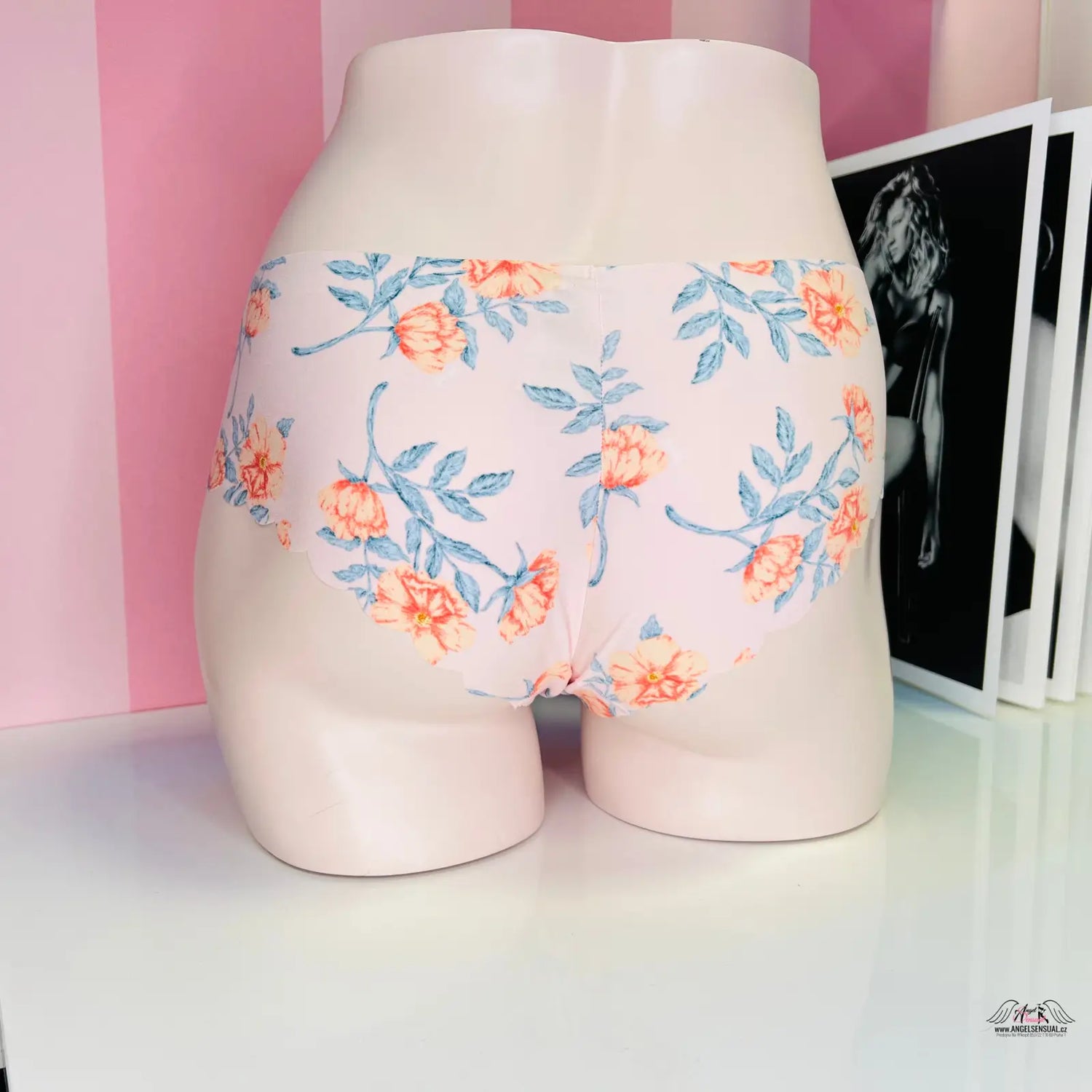 Mannequin torso v barevné bezešvé kalhotky s květinovým vzorem Victoria’s Secret