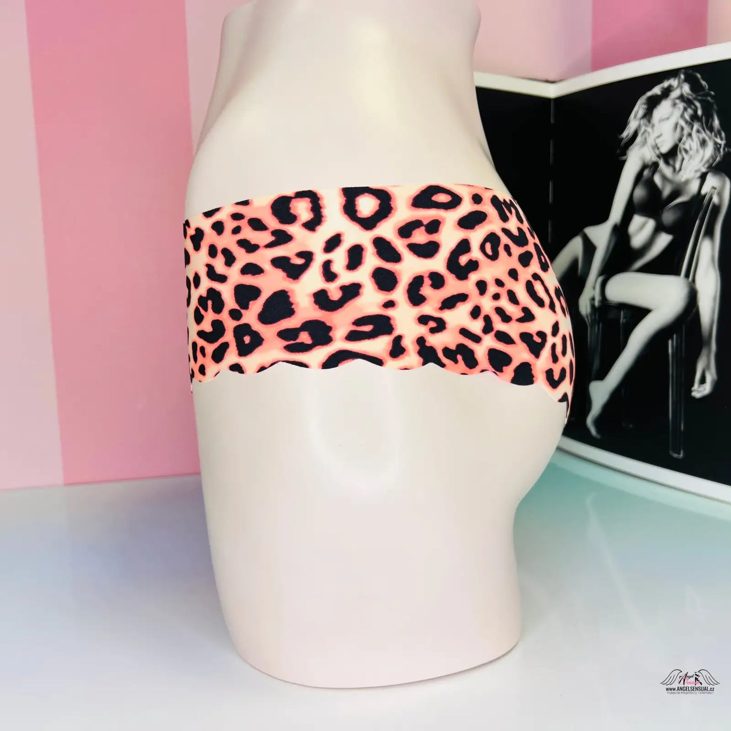 Manekýn torzo v leopardím vzoru na Victoria’s Secret Bezešvé Kalhotky Více Barev