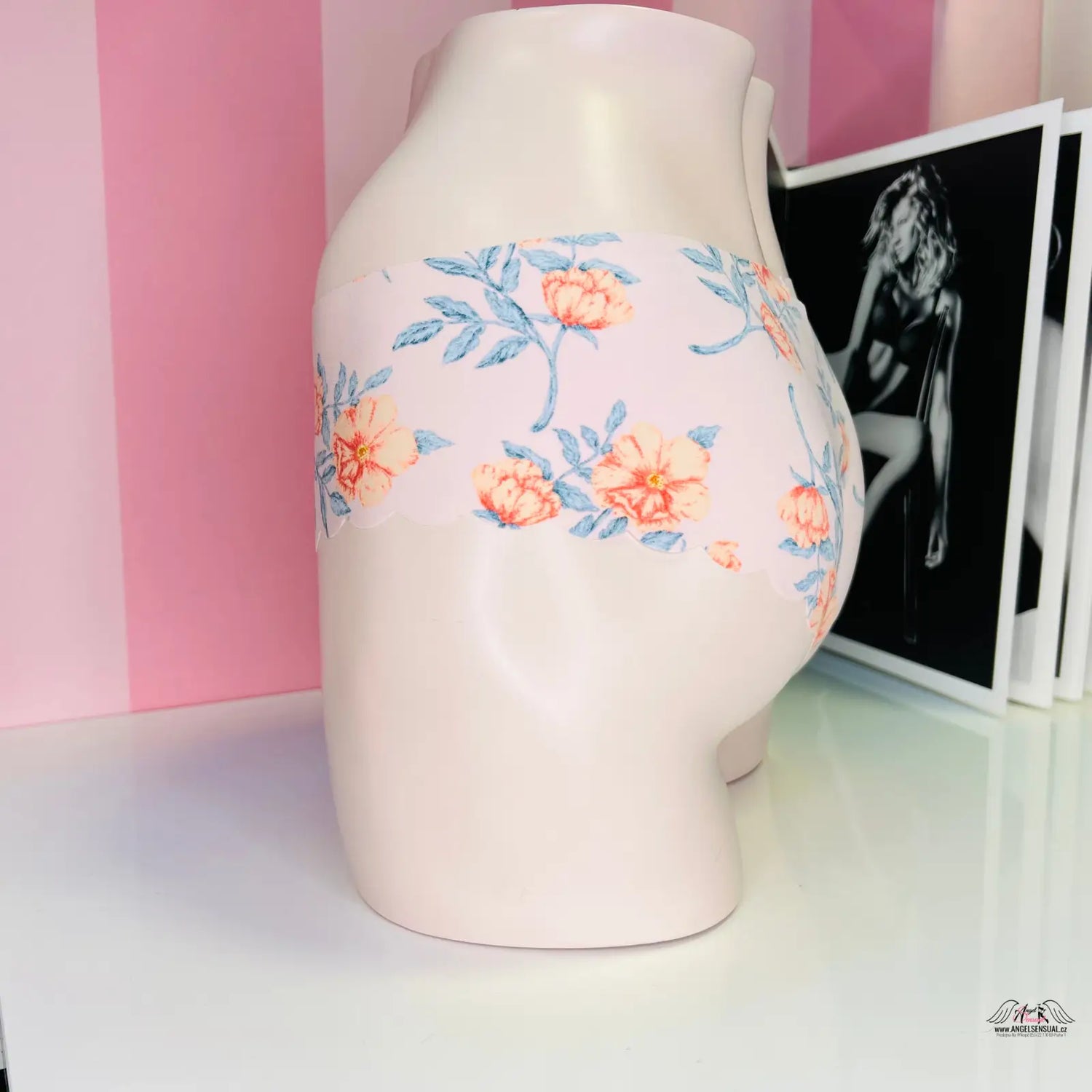 Ceramic vase s křivolakým tvarem a květinovým vzorem na povrchu, ideální k barevné bezešvé kalhotky