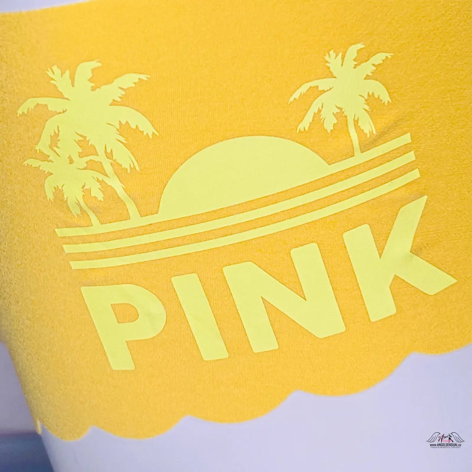 Žluté bezešvé kalhotky s růžovým logem PINK s palmami a západem slunce
