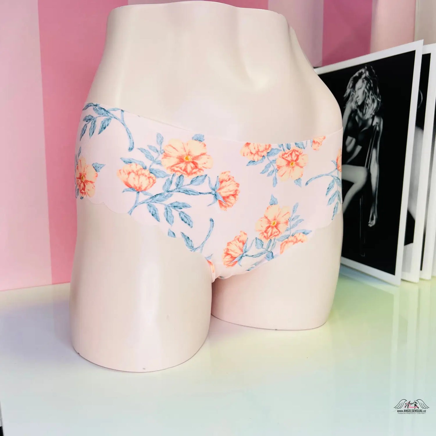 Manekýn dolní část těla s barevnými bezešvými kalhotkami Victoria’s Secret