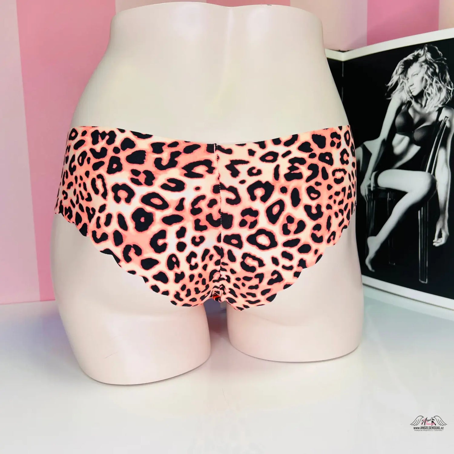 Leopard print underwear na manekýnu s názvem Victoria’s Secret Bezešvé Kalhotky Více Barev