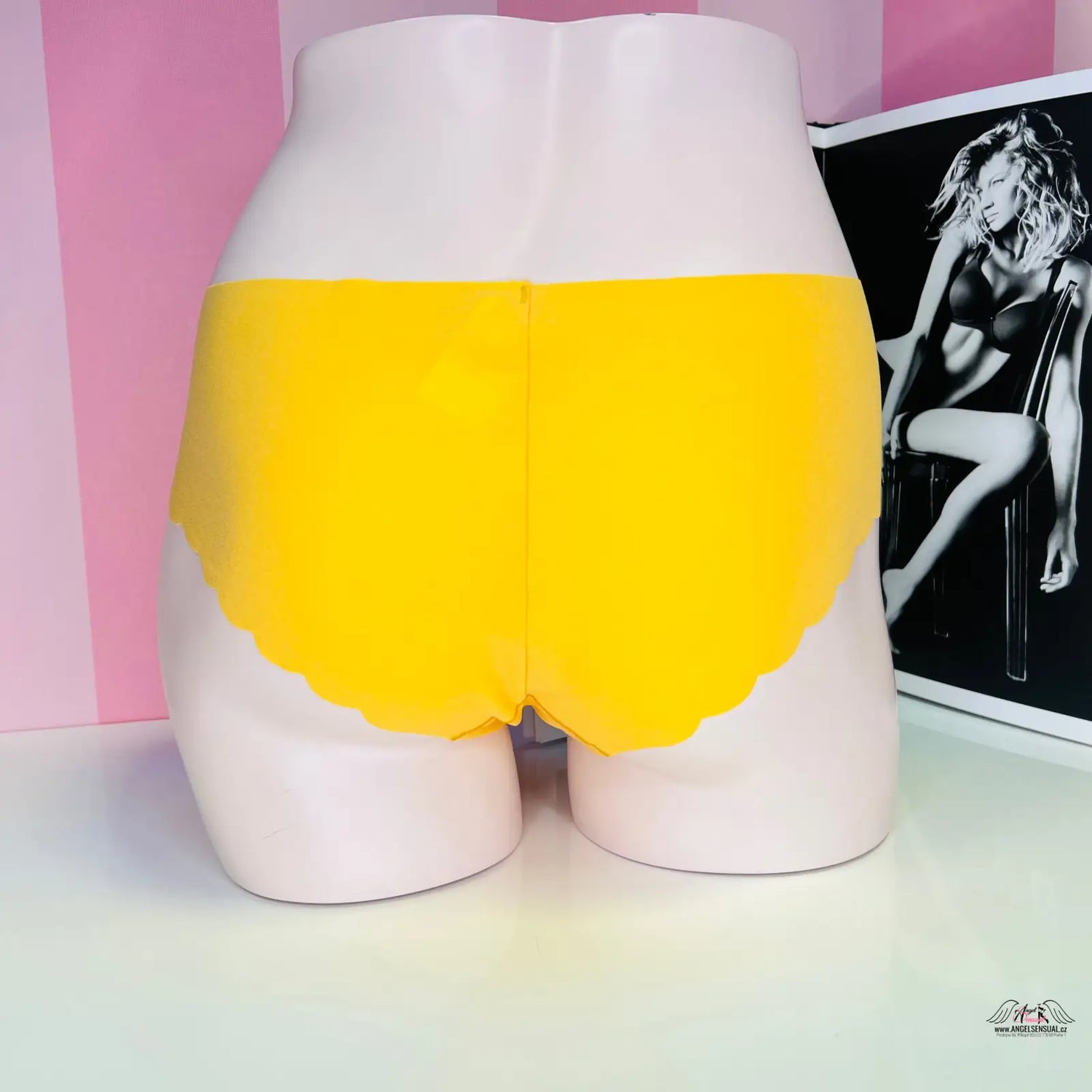 Manekýn s dolní částí těla v jasně žlutých barevných bezešvých kalhotkách Victoria’s Secret