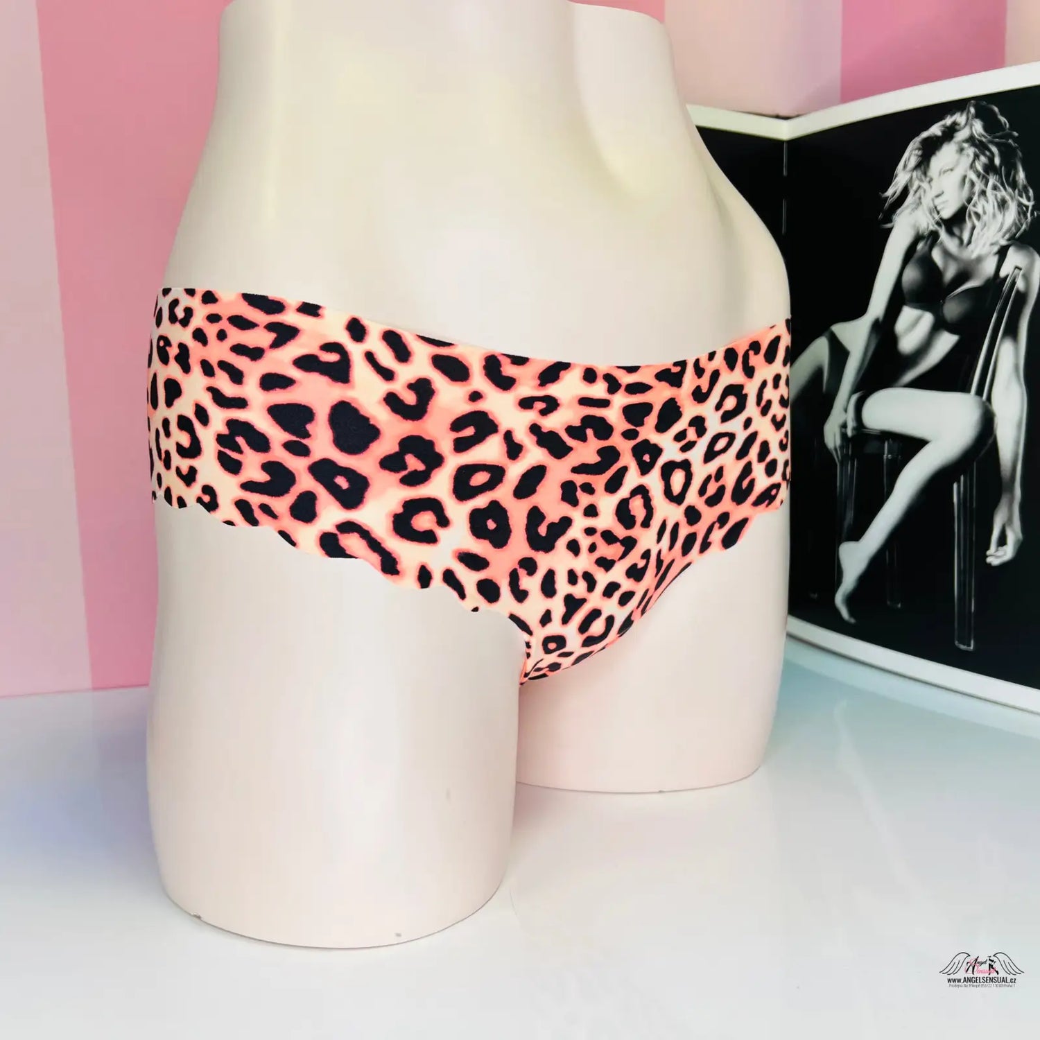 Pink leopard print barevné bezešvé kalhotky na figuríně, Victoria’s Secret