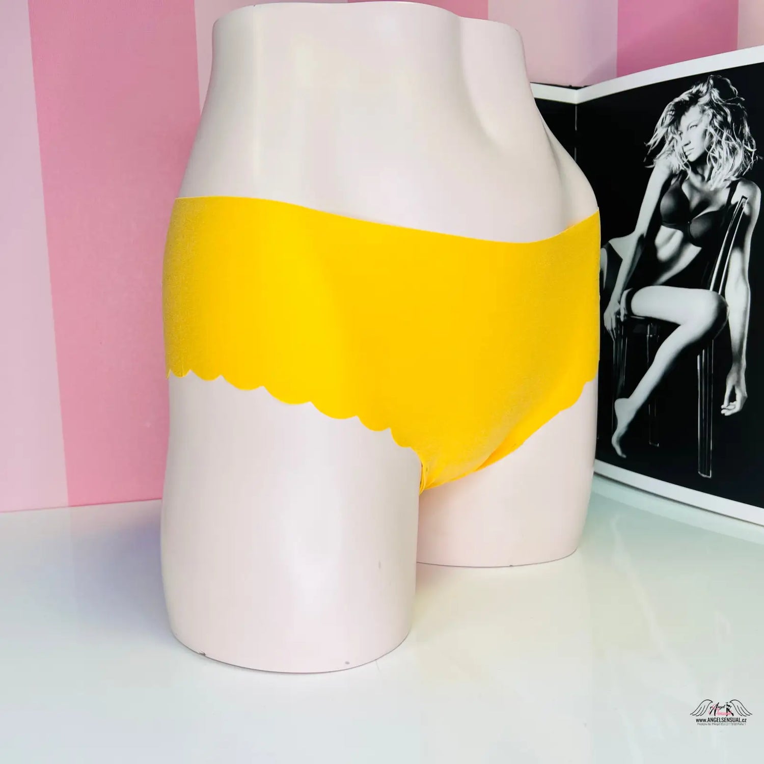 Manekýn dolní část těla ve žlutých barevných bezešvých kalhotkách Victoria’s Secret