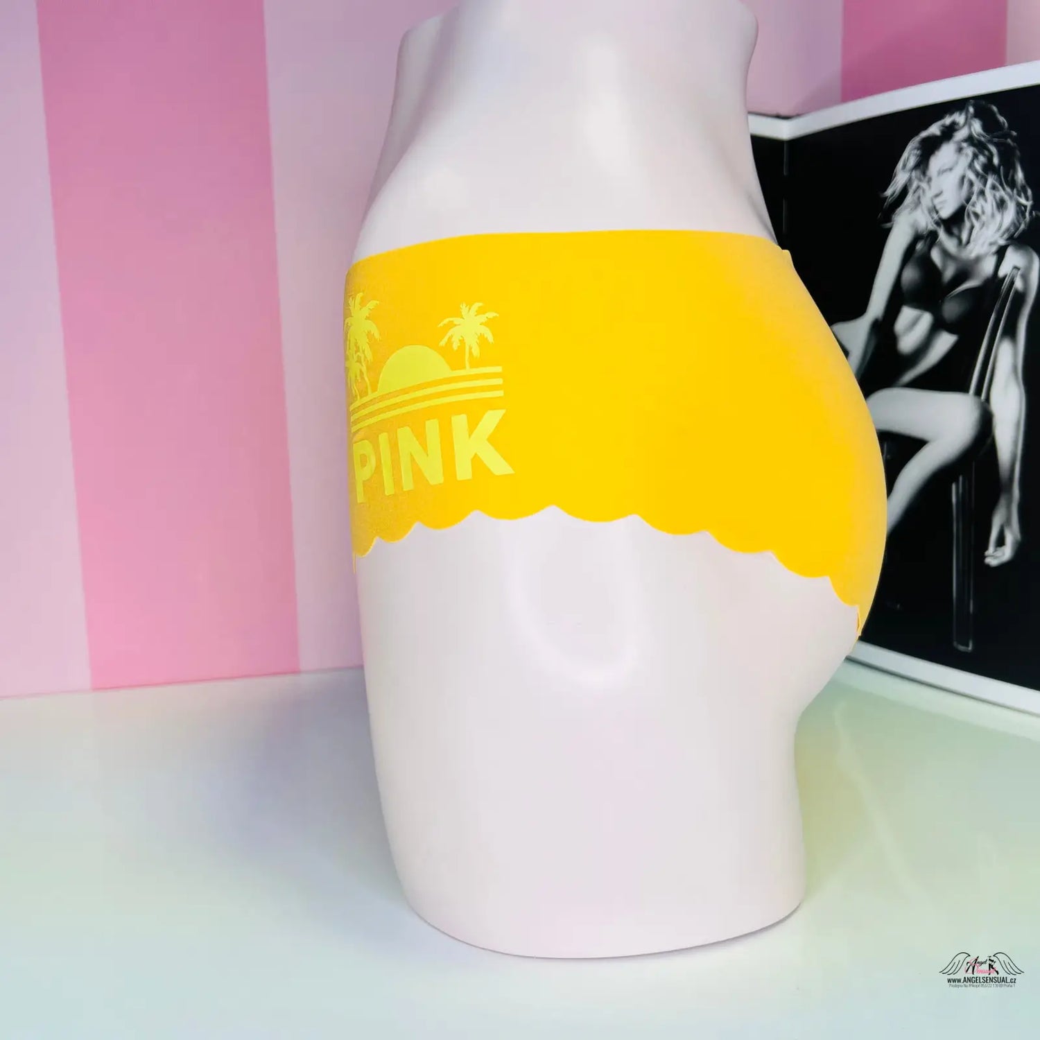 Ceramická váza ve tvaru ženského spodního torza s žlutými šortkami a nápisem PINK