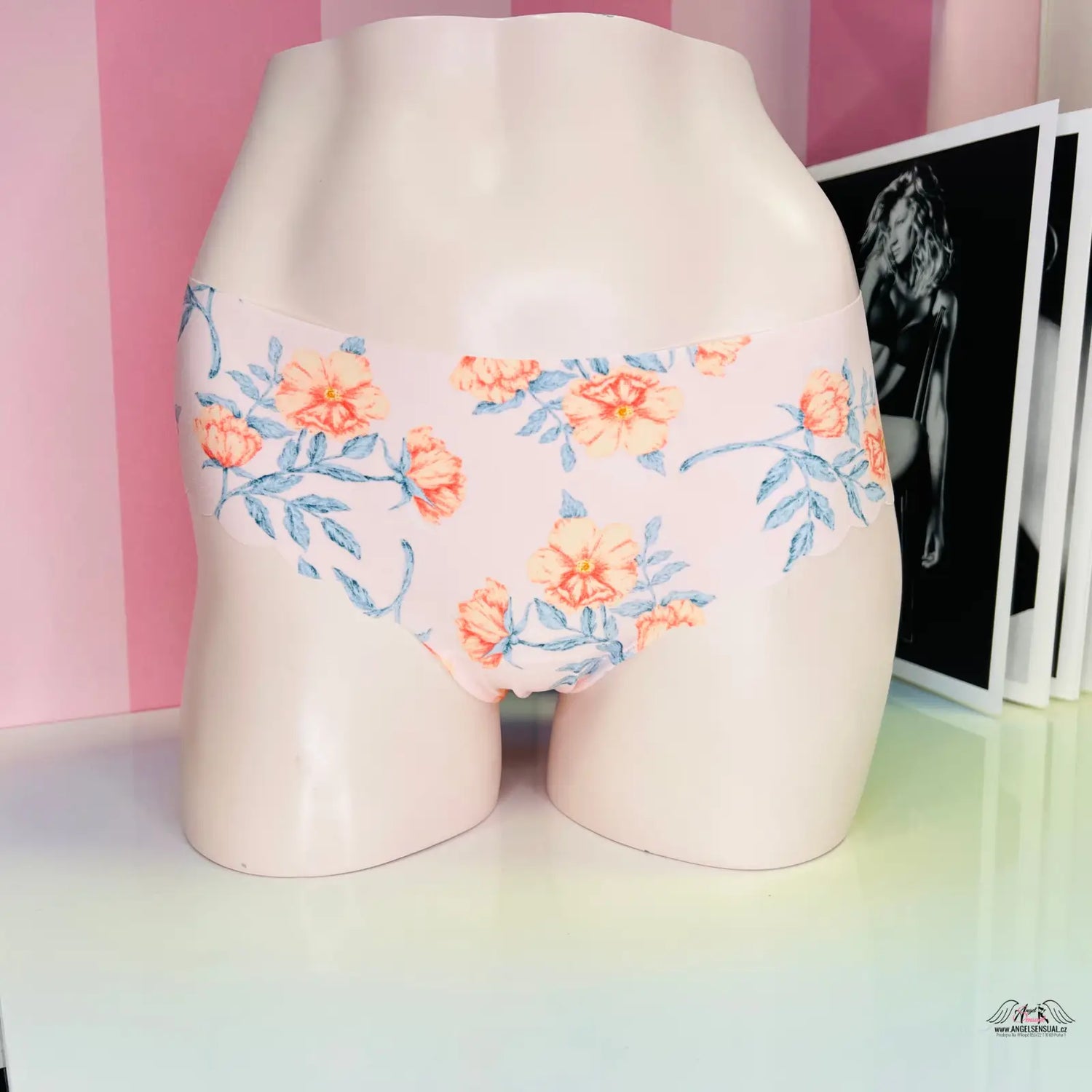 Manekýn spodní část těla s barevnými bezešvými kalhotkami Victoria’s Secret