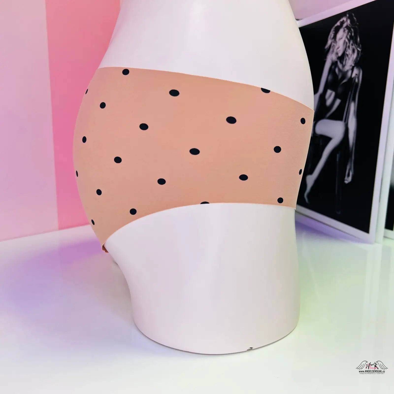 Polka-dotovaná náplast na zakřivené ploše s produktem Victoria’s Secret Bezešvé kalhotky Hipster Puntíky